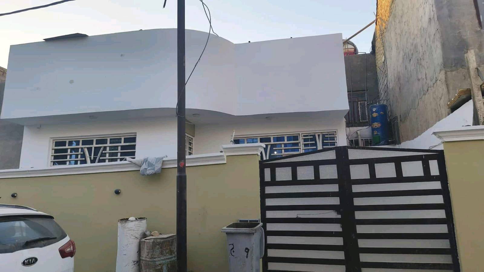 السلام عليكم  بيت للبيع مساحه 140متر طابو زراعي سند 25سعر 90وبيه مجال يتكون من غرفتين وصاله ومطبخ المكان المدحتيه قرب مدرسة ثانويه معادن الحكمه