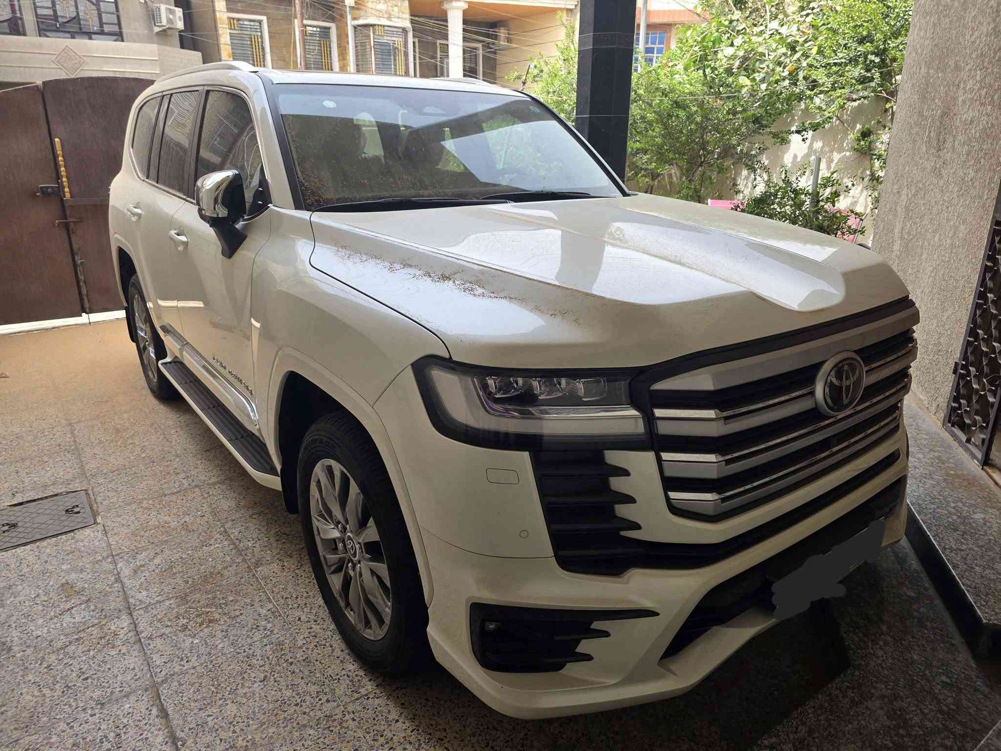 السلام عليكم 
للبيع تويوتا لاندكروزر 
VX لمتدد S
موديل 2025 
فول مواصفات 
ضمان شركة ساز وبعدها بالضمان وبيهة 16 تبديلة دهن وفلاتر وصيانة مجانية 
مكفولة كفالة عامة ومغلفة PPF 
ماشية 7 الف كيلو فقط 
رقم بغداد بأسمي تحويل مباشر 
السعر 820 قفل بدون اي عملة 
مكان السيارة بغداد 
للاستفسار 
***********
***********
