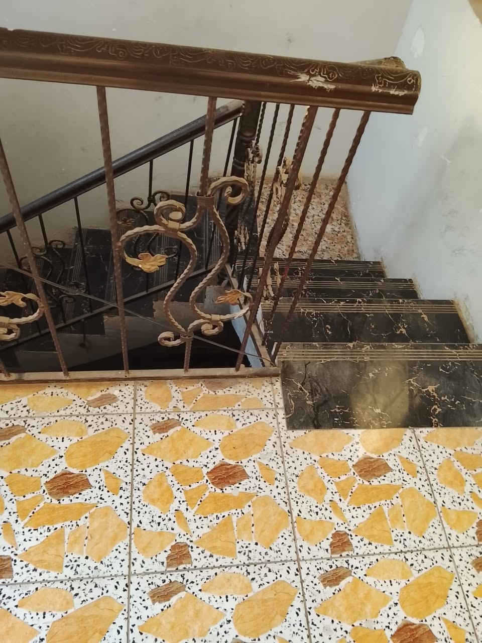 بيت للايجار طابو صرف ملك شارع الكهرباء قرب صورة الامام علي مساحة ٧٥ متر طابق ونص حالياً البيت فارغ السعر ٣٠٠ الف ترميم جديد للاستفسار *********** ابو نمر
