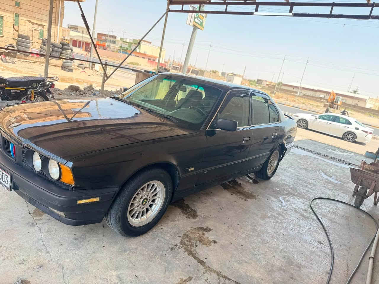 بي ام 525
موديلها 1994
 مسكر فانوص شرط 
كير اوتو شرط 
داخلها جديد جلد 
تبريد ثلج شرط
جام كله كهرباء 
السياره خير من الله صبغ عام وصبغتها حلوه بدون حادث 
 السعر ٥٥ وبيها مجال الشراي ***********
