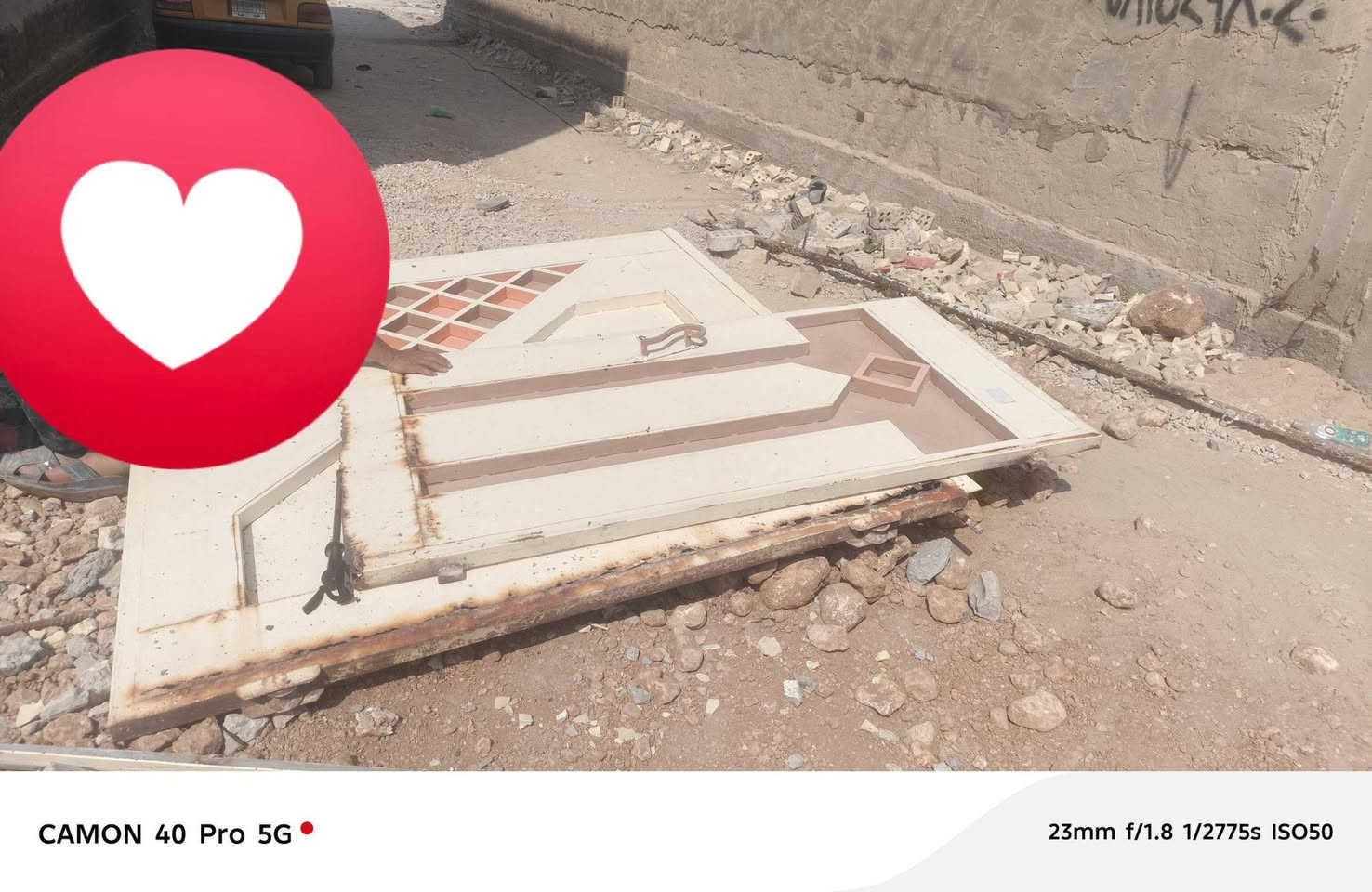 باب بيت مستعمل للبيع السعر 120 الف وبي مجال مكاني نجف حي النداء للاستفسار ***********

نص مكتوب في الصور:
- CAMON 40 Pro 5G 23mm f/1.8 1/2775s ISO50
