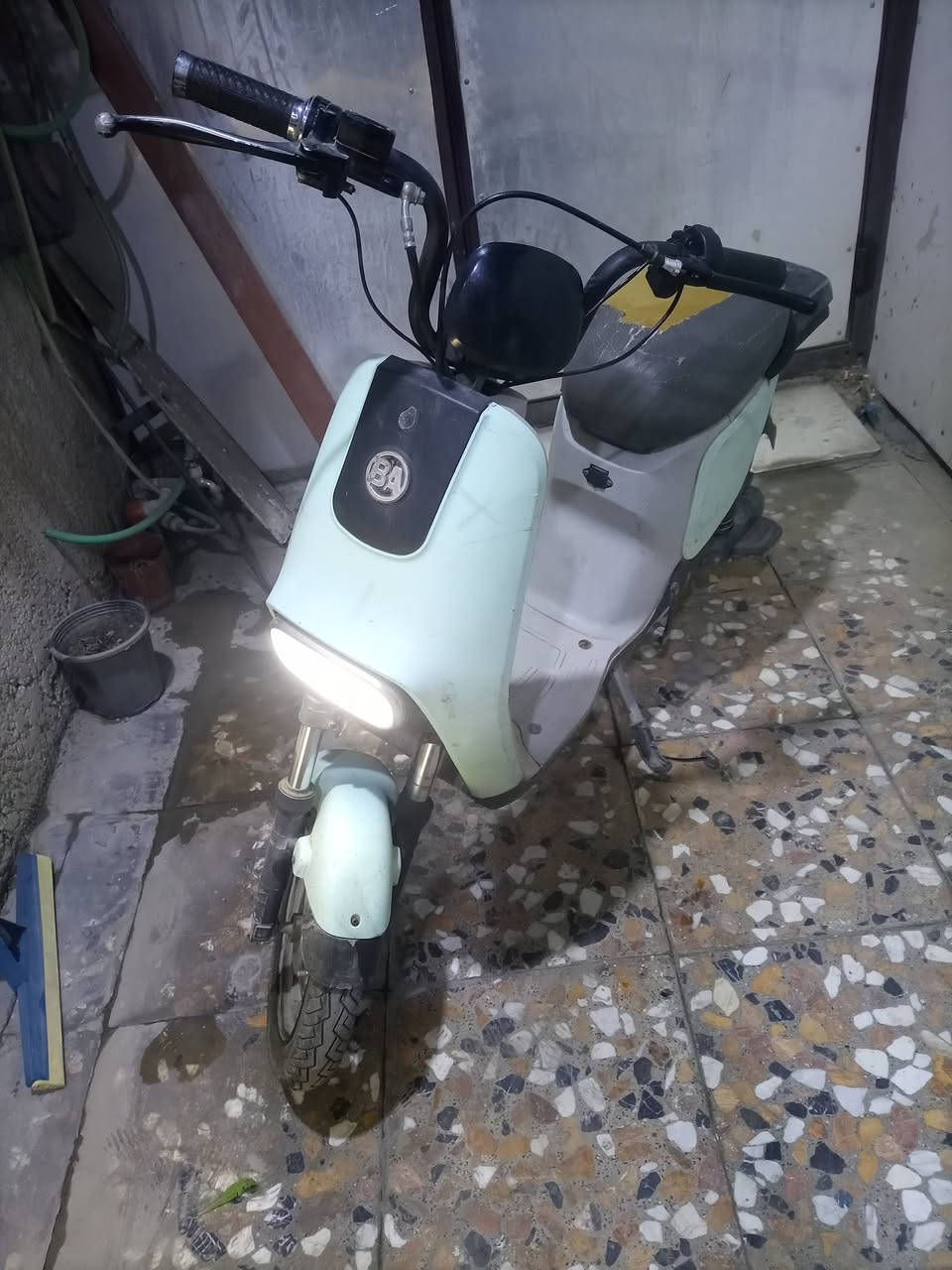 سلام عليكم دراجه للبيع هاي صوره تشتغل مره ومره تفصل بطاريات ٤جدد كبار ابيع هذا الموجود التفيده يقيم وياخذ بحق الله وياه شاحنه مالته//  بغداد ***********
