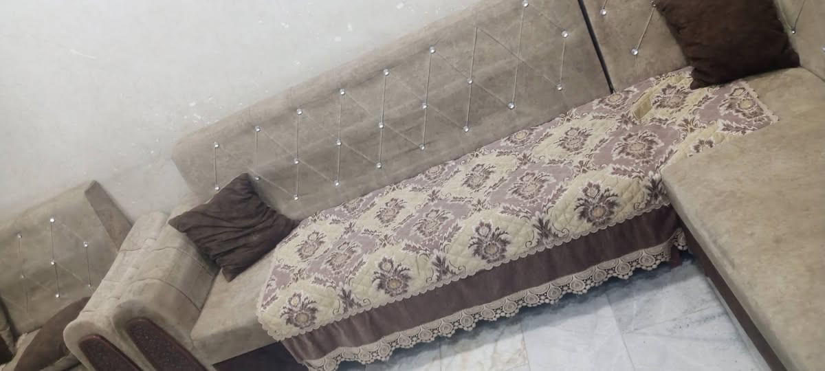 سلام عليكم ديوان للبيع متكون من سيتين كل سيت بي 5 قطع يعني كله 10 قطع بي ملا حضات بسيطه علا فحص سعره 250 و بي مجال مكانه ديوانيه مركز   شراي يتصل ***********

