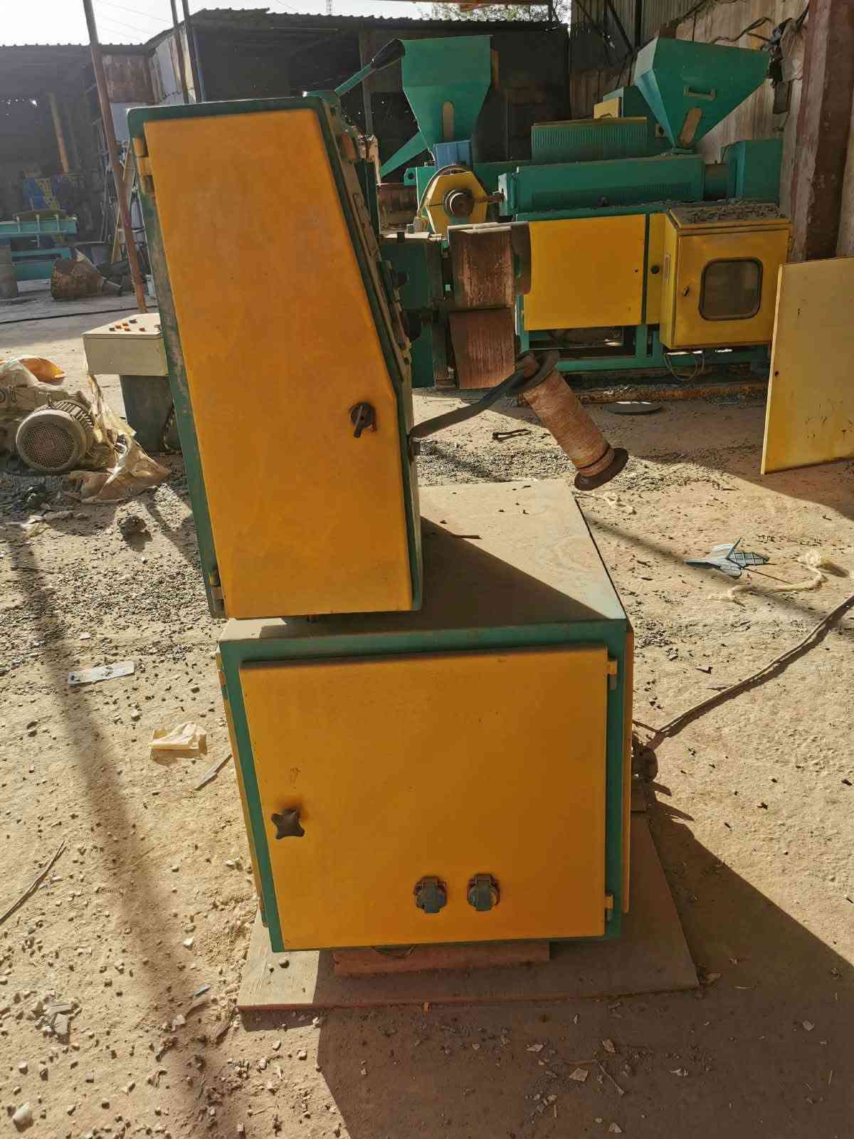 السلام عليكم
مكينه صونده رش كامل ماحقاته وشغاله 
مكينه صغير  تشتغل بولي اثلين وبي في سي 
ثرامه حجم كبير 
خلاط ومجفف مواد 100 ك 
مكينة بوري كهرباء ايطالي فقط برينه وكير بوكس موجود 
للتواصل *********** واتساب 
بغداد

نص مكتوب في الصور:
- للبيع مكينة خرطوم مياه جاهز للعمل إنتاج عالي .. أداء ممتاز .. استثمار مربح مناسبة لإنتاج خرطوم المياه بمختلف الأحجام محرك قوي وعالي الكفاءة إنتاجية عالية وثابتة تصميم متين وطويل العمر سهل التشغيل والصيانة موفر للطاقة تفاصيل الآلة منظر جانبي منظر خلفي آلة جاهزة للعمل فوراً جميع الأجزاء بحالة ممتازة موقع مناسب وسهل النقل للاستفسار والشراء
- للبيع مكبس وخلاط البلاستيك كامل ومنظف وجاهز للعمل قوة وكفاءة عالية مناسب لإعادة تدوير البلاستيك إنتاجية ممتازة هيكل قوي ومتين جاهز للعمل مباشرة مناسب ل : مصانع اعادة التدوير تكسير البلاستيك إنتاج حبيبات البلاستيك المشاريع الصغيرة والمتوسطة سهل النقل والتركيب إمكانية التجربة قبل الشراء كامل الملحقات حالة جيدة ومستعمل نظيف