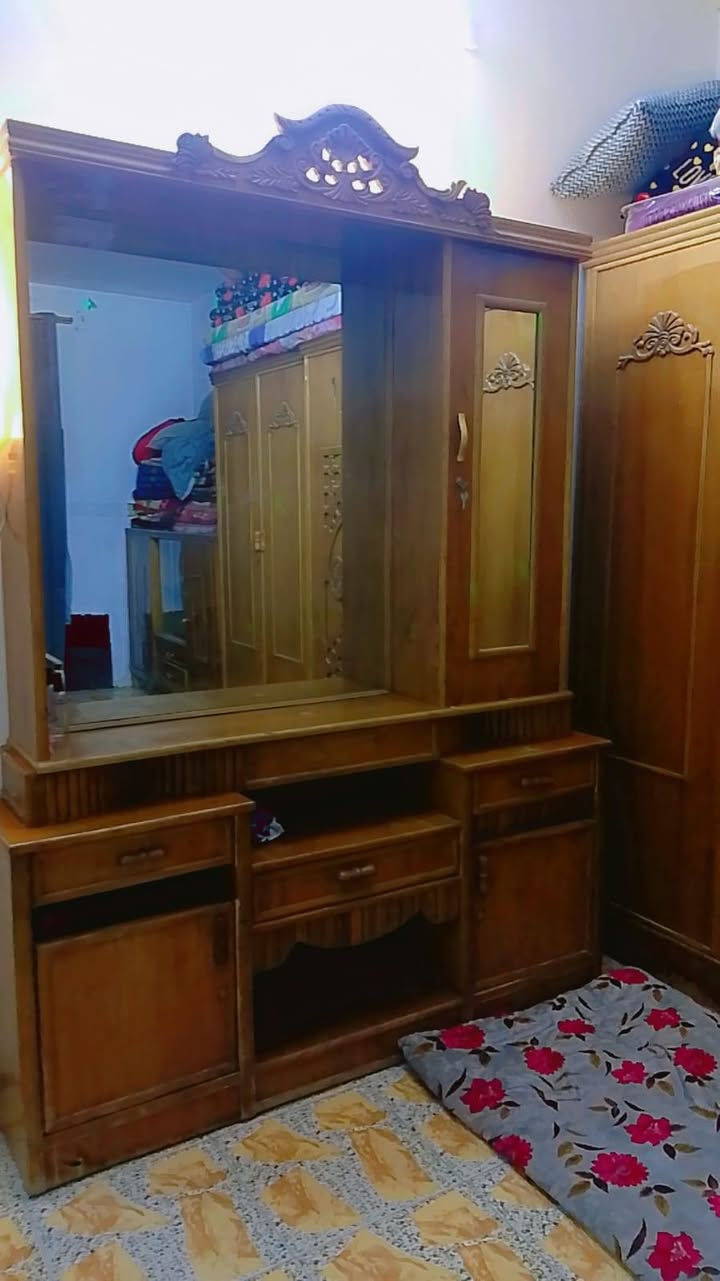 للبيع غرفه نوم نجاره درجة اولى .. 5 بيبان كامله ونضيفه بيه شويه ملاحضات .. سعر خاص . واتساب ***********
