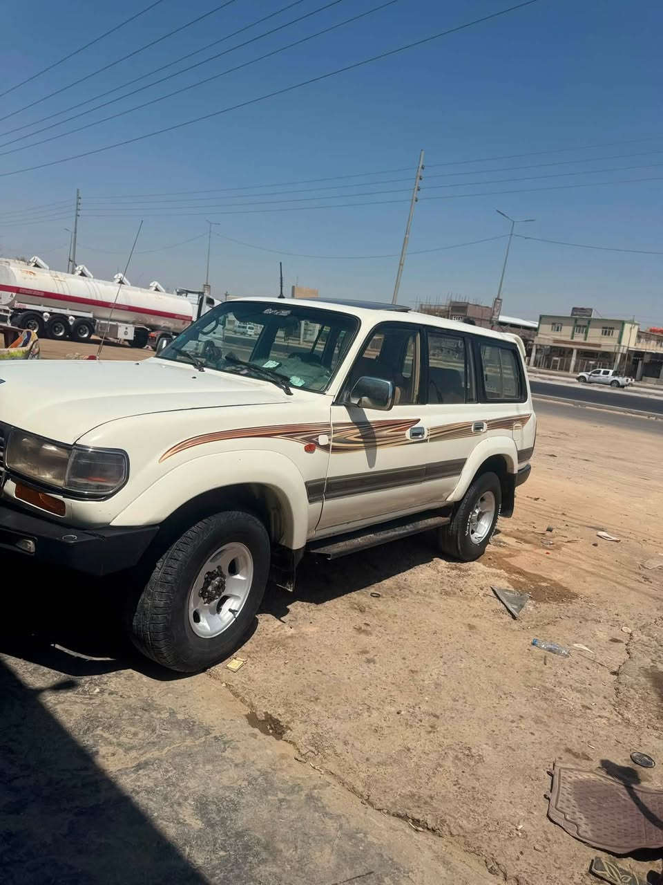 السلام عليكم للبيع لاند كروز VX-R موديل 92رقم انكليزي باسمي مكينه وكير مكفولات للاستفسار ***********
