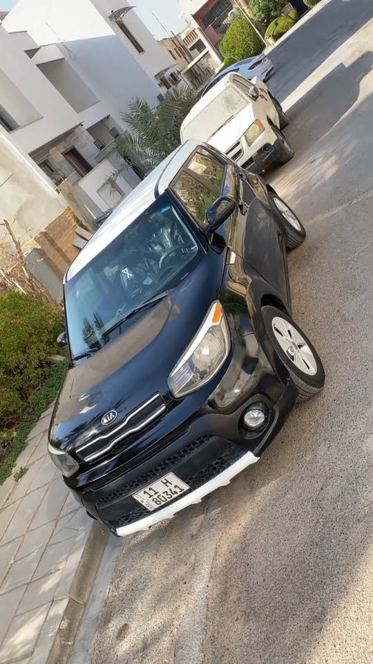 مساء الخير
كيا صول ٢٠١٦ 
محرك وكير مبدل جديد مال حاويه مكفولات 
حمام مسويلهه قبل اسبوع من الارضيه للكشنات للابواب 
بطاريه وصدر وتخم تاير جدد + ادامه متكامله من عبوه الفيول بم للبلكات للنوزلات كله جديد 
السياره داخله جاملغ خلفي وره السايق فقط وهنا بيهه جانت طخات خفيفه متفرقه بدون دواخل ومصبوغات فاني حتى ابيعلك وراسي بارد ابيعلك حزام بس هيه موحزام يعني بيهه قطع ممصبوغه ابدا 
قماره مكفوله من الصبغ والبارد 
بجم مكفول من الدواخل 
السياره جاهزه ماعدا جامه اماميه بيهه فطور تحتاج تبديل للامانه وفسفوره دعاميه خلفيه 
السعر ٩٠ ورقه وبيهه مجال قليل 
مكاني بغداد اليرموك *********** 
ملاحظه ( السياره مكفوله من الكلبه والكص والجفيه والعيب الشرعي تجي تفحص وين متريد يلا ابيعلك )
