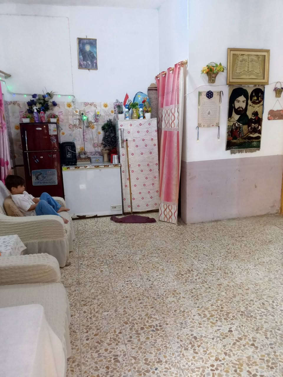 بيت للبيع الرضوية الثامنة المساحة 110 متر غرفتين وصالة وستقبال ومطبخ وتخاريج داخلية وخارجيه عالي عن شارع متر السعر 38 قفل اتصال على رقم ***********
