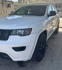 جيب كراند شيروكي امريكي موديل 18 لون ابيض رقم بغداد  مواصفات  محرك  V6...
