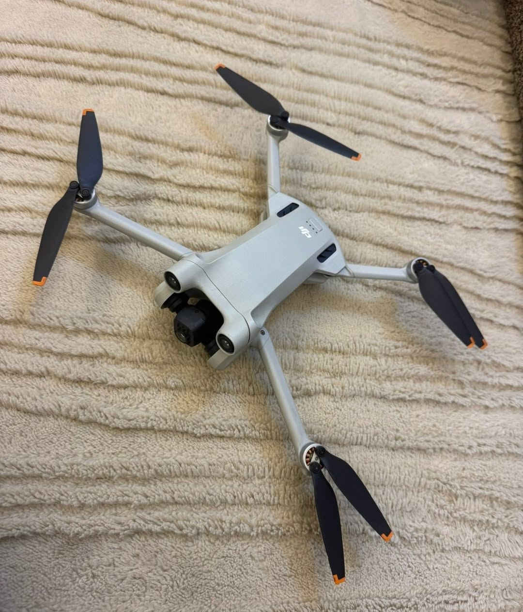 درون mini3pro للبيع درون نضيفه  كلش لكن بيه نقص فقط الكفر الي يصير بل عدسه  
السعر 900 الف 
التواصل على الارقام ***********
