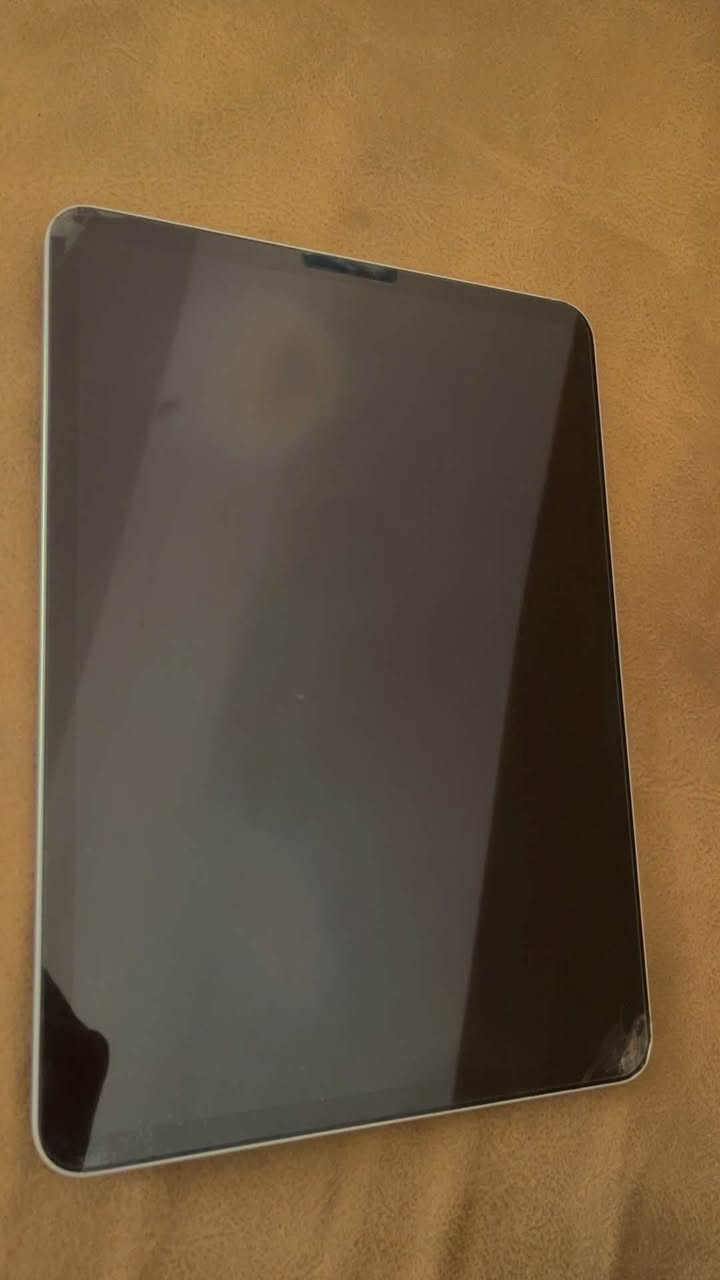 اسم الطراز: iPad Pro (11 بوصة) (الجيل الثالث)
رقم الطراز: MHQT3LL/A
 سعة التخزين (السعة): 128 غيغابايت
أبرز مواصفات هذا الإصدار (iPad Pro 11-inch - 3rd Generation):
 المعالج: يأتي مزوداً بشريحة آبل القوية جداً Apple M1، مما يمنحه أداءً احترافياً عالياً وسرعة فائقة في الألعاب والتطبيقات الثقيلة.
 الشاشة: شاشة Liquid Retina بحجم 11 بوصة تدعم معدل تحديث 120Hz (ProMotion) لتجربة تصفح ورسم سلسة للغاية.
 الكاميرات:
 كاميرا خلفية مزدوجة (واسعة بدقة 12 مجابكسل، وواسعة جداً بدقة 10 مجابكسل) مع ماسح الضوء LiDAR.
 كاميرا أمامية واسعة جداً بدقة 12 مجابكسل تدعم ميزة "التوسيط" (Center Stage).
 الاتصال: يدعم شبكات Wi-Fi وبلوتوث
بي هذني الضربه بل اطراف الشاشه ماماثره عليها 
استخدامه ببجي وطلع هذني الي بلشاشه 
ويا ثلاجه اصليه
كارتونه اصليه 
مكاني بغداد الدوره 
للبيع او مراوس
***********.

