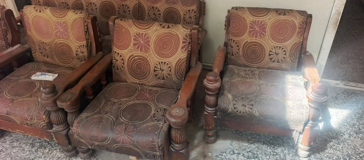 تخم زان مصري ثكيل مستعمل سبع مقاعد ٧ بيه اضرار كلش بسيطه بالكرويته موضح بالصور بالقماش.سعره ٥٠ الف مكاني البياع.
