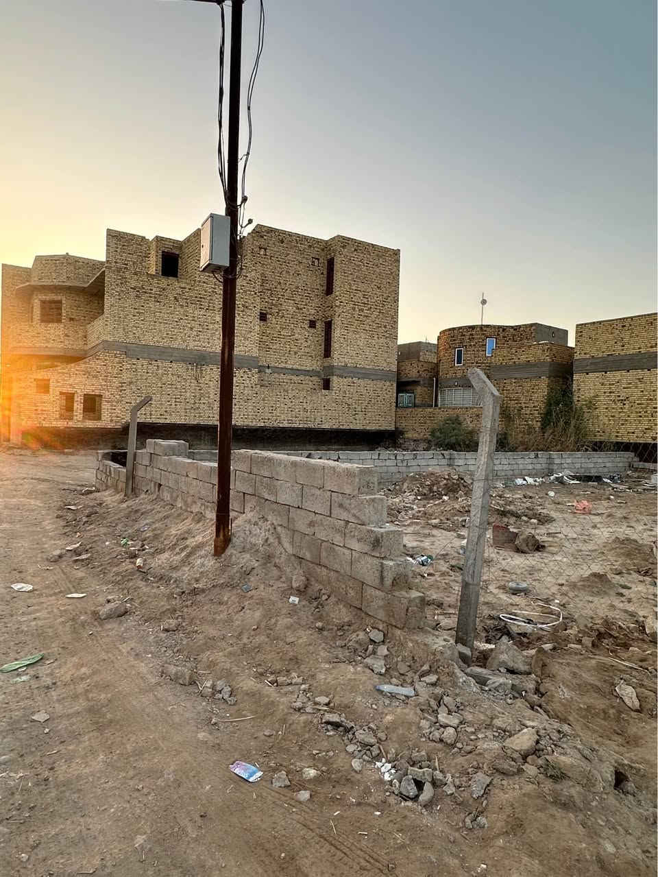 عرصه طابو زراعي سند ٢٥ 
المساحه : ٢٠٠ م  — الواجهه ٩ ونص — النزال ٢١ م 
العنوان : حي الجامعه — شارع الحولي — مقابل اسواق اليمامه خلف اسواق فروتي قريبه للشارع العام 
السعر 58 مع المجال تبعد عن الشارع العام 50 متر 
***********
*********** ديوانية, القادسية
