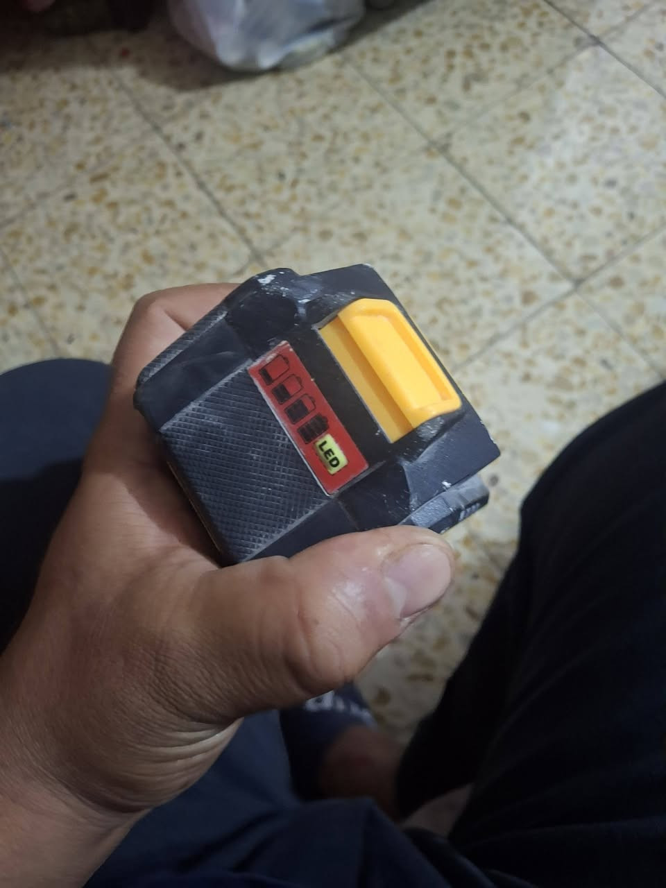 سلام عليكم عندي بطاريه من شركه تازات هيه ول شاحنه مامستعملات شي قليل الي يحب هاذ رقمي وشكرن *********** اصليات مو تقليد
