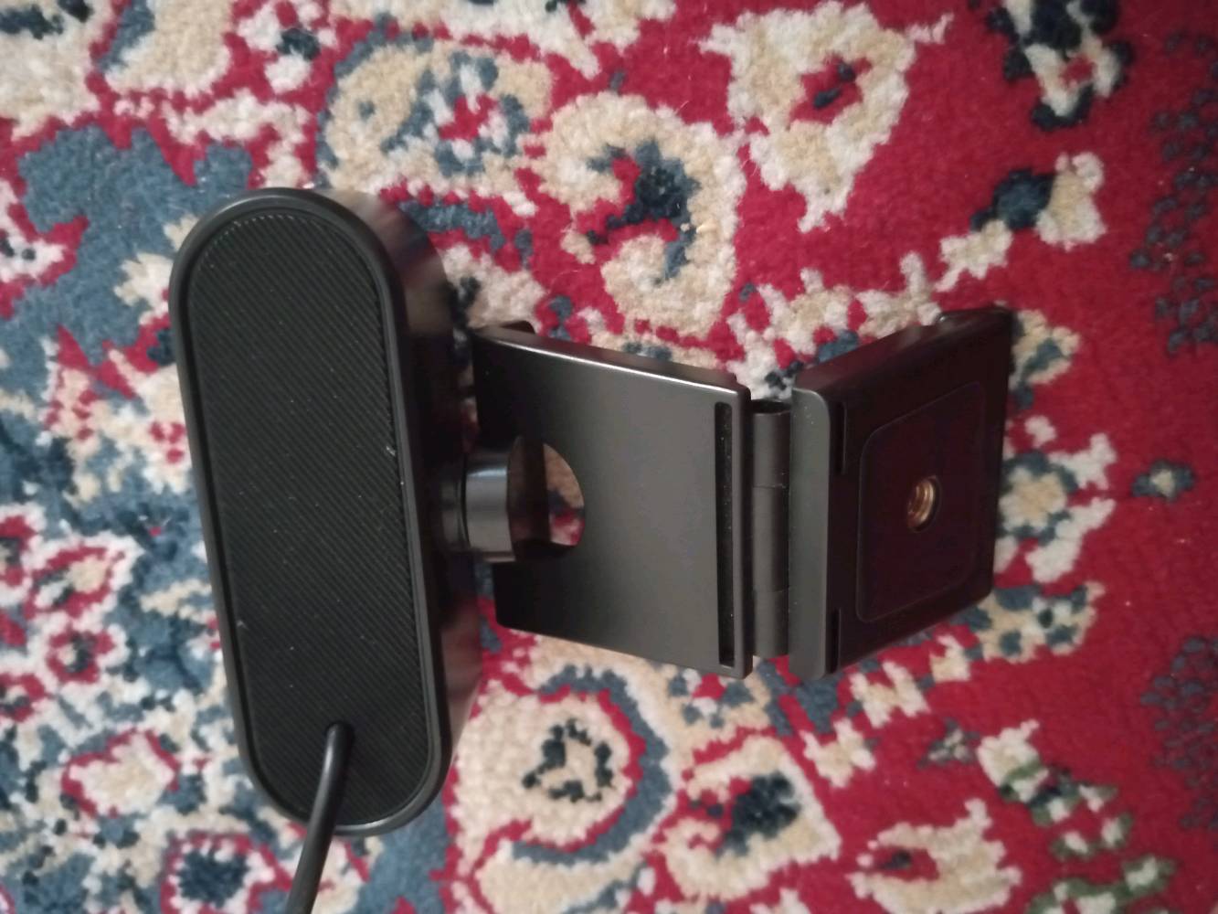 Bextoo 1080P Full HD Webcam
 اسم الكاميرا: Bextoo Webcam 1080P HD
 الموديل: B08V564M4Y
 الحالة: مستعملة، نظيفة وتشتغل 100% بدون أي مشكلة 
 الكاميرا
• دقة Full HD 1080P – 1920×1080
• تصوير لحد 30FPS
• Autofocus – فوكس تلقائي
• عدسة زجاجية
• مناسبة للمكالمات والاجتماعات والبث والدروس أونلاين.
 Ring Light
• إضاءة Ring Light مدمجة بالكاميرا
• 3 أوضاع إضاءة
• أبيض / طبيعي / دافئ
• إمكانية التحكم بسطوع الإضاءة.
 Microphone
• مايكروفون مدمج بالكاميرا
• مناسب للمكالمات والاجتماعات والدروس والتسجيل.
 كابل USB
• كابل USB مدمج بالكاميرا
• توصيل مباشر بالكمبيوتر أو اللابتوب
• Plug & Play بدون الحاجة لتعريفات خاصة.
 قاعدة التثبيت
• قاعدة مدمجة لتثبيت الكاميرا على شاشة الكمبيوتر أو اللابتوب
• قابلة للتعديل حسب وضع الشاشة.
 فتحة Tripod
• تحتوي القاعدة على فتحة قياسية لتركيب Tripod.
 التوافق
• Windows
• Mac
• Linux
• تعمل مع برامج مثل Zoom وDiscord وOBS وSkype وغيرها.
 مميزات إضافية
 Autofocus
 Full HD 1080P
 Ring Light مدمجة
 3 أوضاع إضاءة
 Microphone مدمج
 USB Plug & Play
 مناسبة للكمبيوتر واللابتوب
 

 السعر: 35,000 بيها مجال قليل
ممكن تذكرلي بأي محافظة/منطقة إنت موجود حتى المشتري يعرف مكان الاستلام؟: 
البصرة - ابي الخصيب 
هل الكاميرا أصلية Bextoo نفس الموديل B08V564M4Y لو بيها أي تبديل/صيانة سابقة؟: 
أصلية بدون اي تبديل 
بالنسبة للتسليم، متاح استلام يد بيد فقط لو أكو توصيل؟ وإذا أكو توصيل شكد تكلفته؟: 
اكو توصيل 