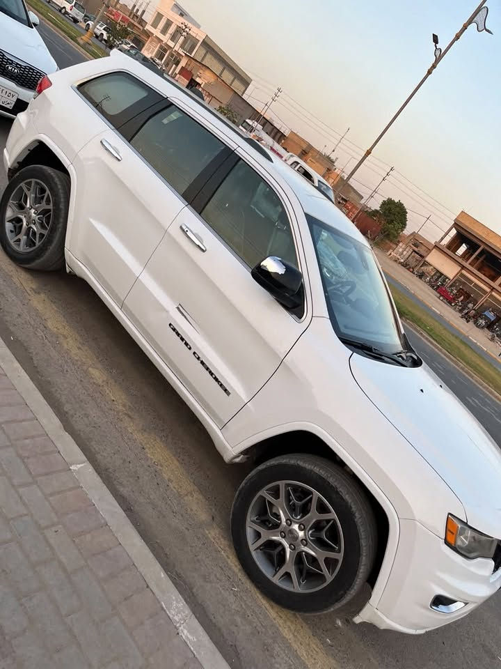 جيب شيروكي لمتدد 2018
وارد أمريكي 
حادثها بنيد وجاملغ 
والجاملغ الأيمن فقط صبغ من دون ضرر
وطخة بسيطه باب الايمن 
صور الحادث موجوده بلمنشور 
السنويه منتهيه 
سياره رقمها بغداد وراعيها صويره
وسياره بصويره
سعرها 183 وبيها مجال بسيط حق الجيه
إذا مو شراي لاتتصل رجاءً 
التواصل على الرقم فقط اتصال
 ‭***********‬
