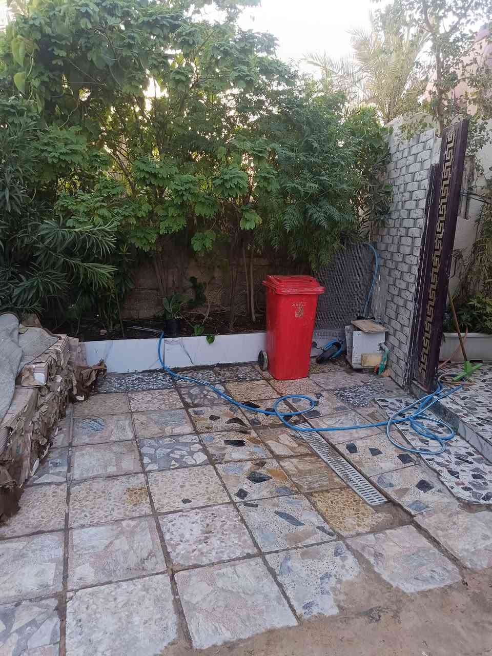 بيت في كربلاء منطقه لفدين مقابيل مجمع الوارث سند 17 يبعد على لإمام 3 كيلو مساحته 85 متر طابق ونص يتكون من حديقه خارجيه وطارمه مع صحيات ومطبخ مساحته 5×3 وصاله 4×4 وغرفه 5×4 منور 6× متر   للاستفسار أكثر ***********
