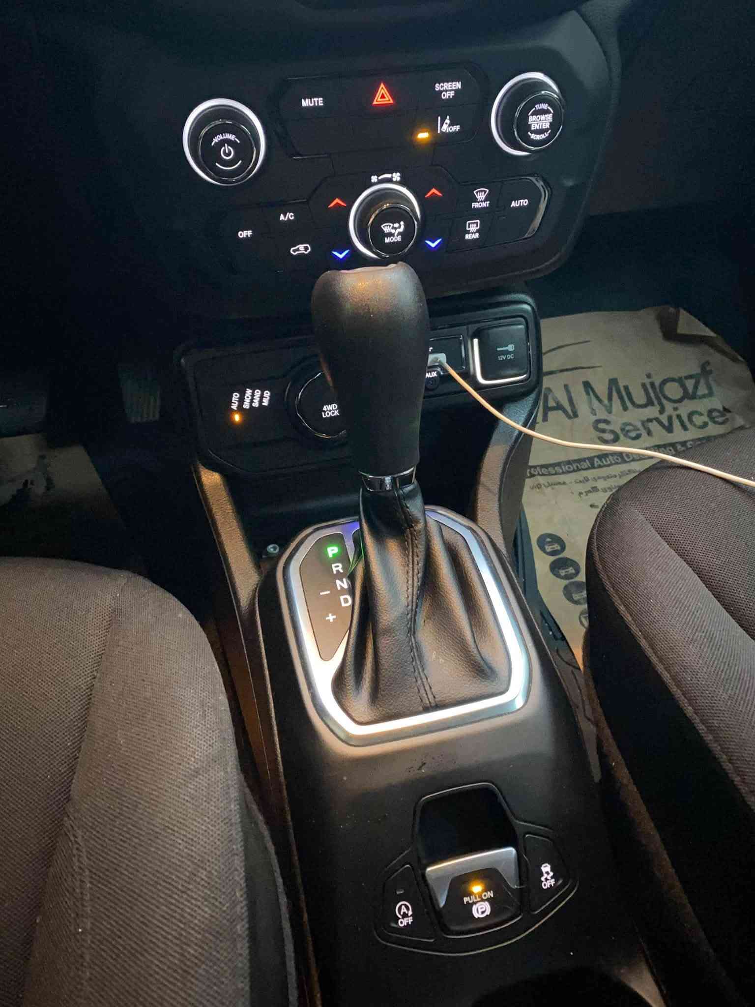 Jeep Renegade 2023
جێب رينگارد 

مۆدێل (٢٠٢٣) 

چوار پستۆن

نرخ: ( ١٢٥ )وەرەقە — کەمێک مەجال 

• تەنها دەرگای دواوەی لای سەکن بۆياخە  .

• شاسی و ئێرباگ: پێش و پاشی کەپسە، بە شەرت ئێرباگی نەتەقیوە.

• دوو پەلە قوپاوی بچووکی بە دەرگای دواوەیەتی (لە سەر شەحن).

• سیستەمی دەبڵ ئەکسل: Double Axle، سێ مۆدی لێخوڕینی هەیە بۆ (بەفر،قور و شاخ).

.برێک بەسمەيە .

. تراکشن کۆنترۆل .

.ئۆتۆ هۆڵد ( auto hold ) .

• سیستەمی سەلامەتی: خەتی جادە (Lane Assist) - خۆی پێچ دەکاتەوە.

• تەبرید: دوو زۆن (Dual Zone) - لای سایەق و سەکن بەجیا گەرم و سارد دەبێت.

• تەکنەلۆژیا: شاشە گەورە، بيلاد (Apple CarPlay) ، تەحدید سورعە (ئۆتۆکروز)، کۆنتڕۆڵی سوکان.

• بەسمەيە .(بەس شەغال نيە) 

مەرج و ئەوراق:

• سەنەوی تا ٢٠٣١ تازەیە و بە ناوی خۆمەوەیە (بە شەرتی تەحویلکردن).

• ٤ تایەی تازەی بۆ کراوە.

• ڕۆنی شەریکەی بۆ گۆڕدراوە و سێرڤسی ساڵی تەواو کراوە، هیچ مەسرەفێکی نییە.

• ڕەقەمی شاسی داندراوە.(ZACNJDB13PPP35489)

ژمارەی پەیوەندی: (***********).(***********)
