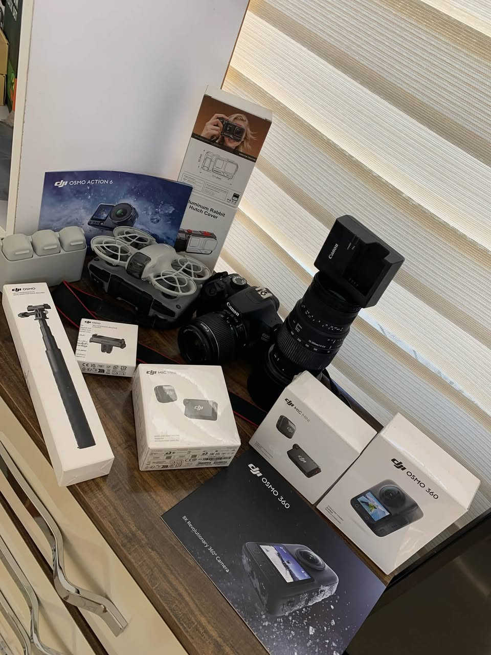 معدات تصوير وطائرة درون للبيع (DJI & Canon)
:
معدات تصوير بحالة ممتازة للبيع (جملة أو مفرد):
 طائرة درون DJI (مع البطاريات والشاحن)
 كاميرا Canon (مع العدسة والشاحن)
 مايك لاسلكي DJI Mic
 كاميرا أكشن DJI Osmo / 360
 إكسسوارات: عصا سيلفي، غطاء حماية، بطاريات 

🔹 الحالة: ممتازة وخالية من العيوب
🔹(مع توفر التوصيل)

🔹 السعر: للتواصل والاستفسار يرجى إرسال رسالة على 
الخاص

***********
