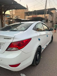 اكسنت 2012  خليجي محرك 1600  بيها قطعتين باب السايق بالصور وشبر من الج...