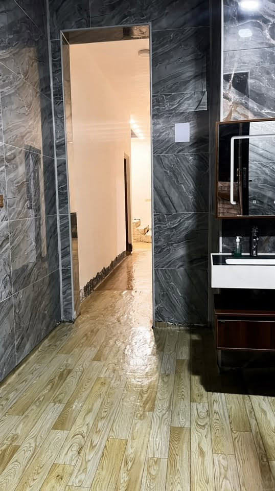 بيت للبيع بالعامري. مجمع الصحه. قريب على شارع بغداد. مساحه 460. سند زراعي 25. طابق واحد بناء حديث كامل فقط الارضيه صب.  يحتوي على ثلاث غرف نوم وحده من الغرف سويت. واستقبال وهول ومطبخ حار وبارد صحيات داخليه وخارجيه عرض الشارع 12 باقي التفاصيل الاتصال على الرقم الموجود ***********
