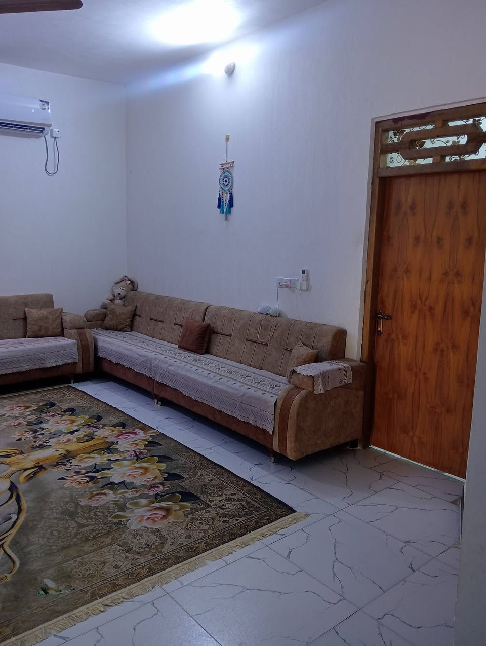 السلام عليكم اخوان بيت للبيع زراعي المساحه 200 من ضمن البيت قطعتين خدمات كامله منطقة البوعظم بين الجسرين الاستفسار على الرقم أو واتساب ***********
