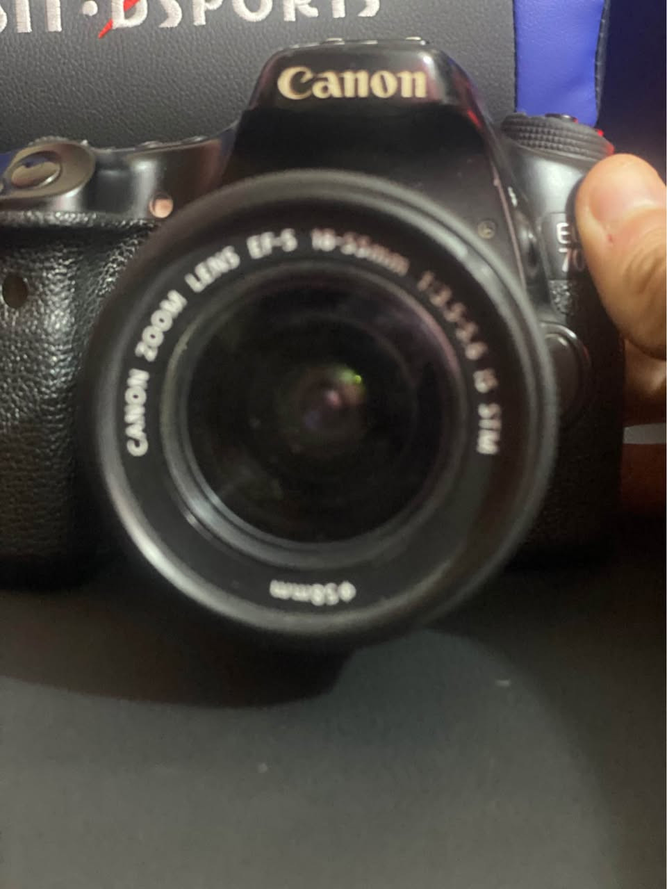 📸 كاميرا Canon EOS 70D مع عدسة الكيت 18-55mm STM 📸
للباحثين عن نظافة ومواصفات ممتازة للتصوير الفوتوغرافي والفيديو:
 الموديل: Canon EOS 70D
 العدسة: Canon EF-S 18-55mm f/3.5-5.6 IS STM
 النظافة: الكاميرا بحالة ممتازة جداً ونظيفة، الشاشة والبدن بحالة ممتازة والأزرار شغالة بشكل طبيعي 100%.
 المواصفات: شاشة لمس متحركة، نظام تركيز Dual Pixel AF سريع جداً في الفيديو، واي فاي مدمج ونظام التحكم عن بعد.
 الملحقات: (جنطة بطارية رام شاحن )
للتواصل *********** البصرة, العراق
