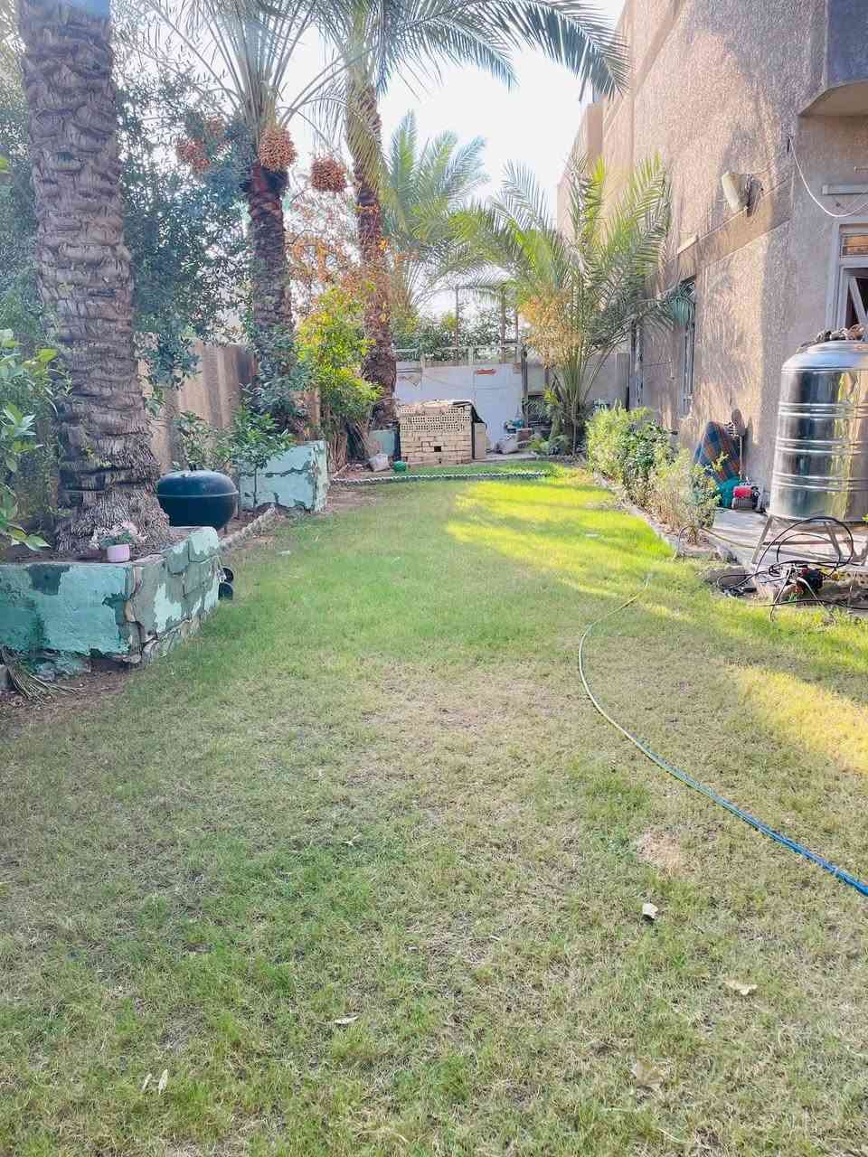 مساحة البيت 300 م
واقع حال 400 تشجير جانب البيت 100 م

كراج يكفي سيارة 

الطابق الارضي 
استقبال +هول داخلي +مطبخ + غرفة نوم + صحيات+
ترك خلف البيت

الارضية مرمر 
 
الطابق الثاني 
غرفيتين سويت وغرفة عادية + ٢ غرف صغار 

الطابق الثالث 
غرفة + بيتونة 
ومخزن صغير بالسطح 
العنوان 
منطقة ال un في البلديات المربع الذهبي 
للاستفسار  ***********
