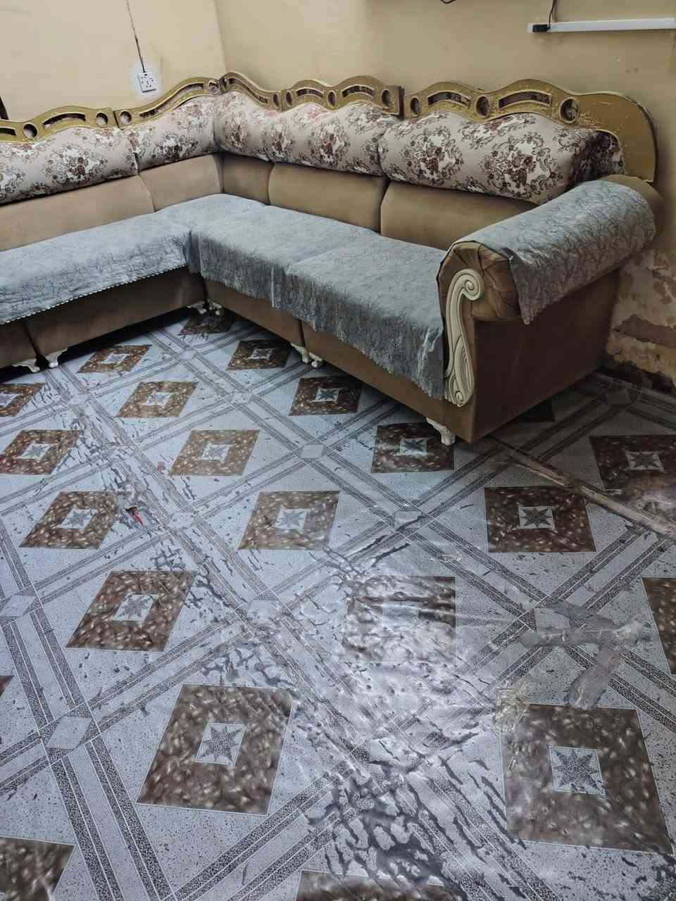 السلام عليكم 
اغراض مستعمله للبيع 
سعر الكاونتر 900 
الديوان 10 مقاعد سعره 800 
وبيهن مجال 
العنوان بابل
الرقم  ***********
