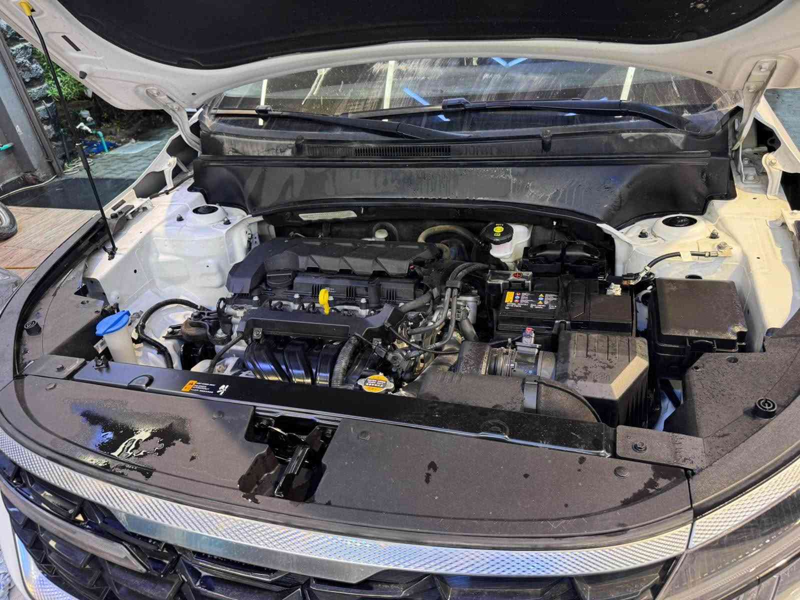 🚘 Kia Seltos SX 2025

🔹 الموديل: Kia Seltos SX
🔹 سنة الصنع: 2025
🔹 المحرك: 1.6 لتر Turbo
🔹 القوة: 195 حصان
🔹 ناقل الحركة: أوتوماتيك 8 سرعات
🔹 الدفع: AWD دفع رباعي

✨ المواصفات والتجهيزات

• شاشة 10.25 إنش
• شاشة عدادات رقمية 10.25 إنش
• Apple CarPlay
• Android Auto
• نظام صوت Bose Premium
• شحن لاسلكي للهاتف
• Smart Key دخول ذكي
• تشغيل زر
• مقاعد جلد
• مقعد السائق كهربائي
• تبريد المقاعد الأمامية
• فتحة سقف كهربائية
• مكيف أوتوماتيك
• مقود رياضي Flat Bottom
• Ambient Lighting إضاءة داخلية
• مصابيح أمامية LED
• مصابيح خلفية LED
• جنوط 18 إنش
• مرايا كهربائية
• إشارات انعطاف بالمرايا
• زجاج خلفي مظلل
• باب خلفي كهربائي

🛡️ أنظمة الأمان

• رادار أمامي
• كاميرا خلفية
• حساسات ركن
• مثبت سرعة ذكي
• نظام المحافظة على المسار
• نظام متابعة المسار
• مراقبة النقطة العمياء
• تحذير حركة المرور الخلفية
• نظام التحذير ومنع الاصطدام الأمامي
• كشف المشاة والدراجات
• Highway Driving Assist
• مراقبة ضغط الإطارات
• وسائد هوائية متعددة
*********** البصرة, العراق
