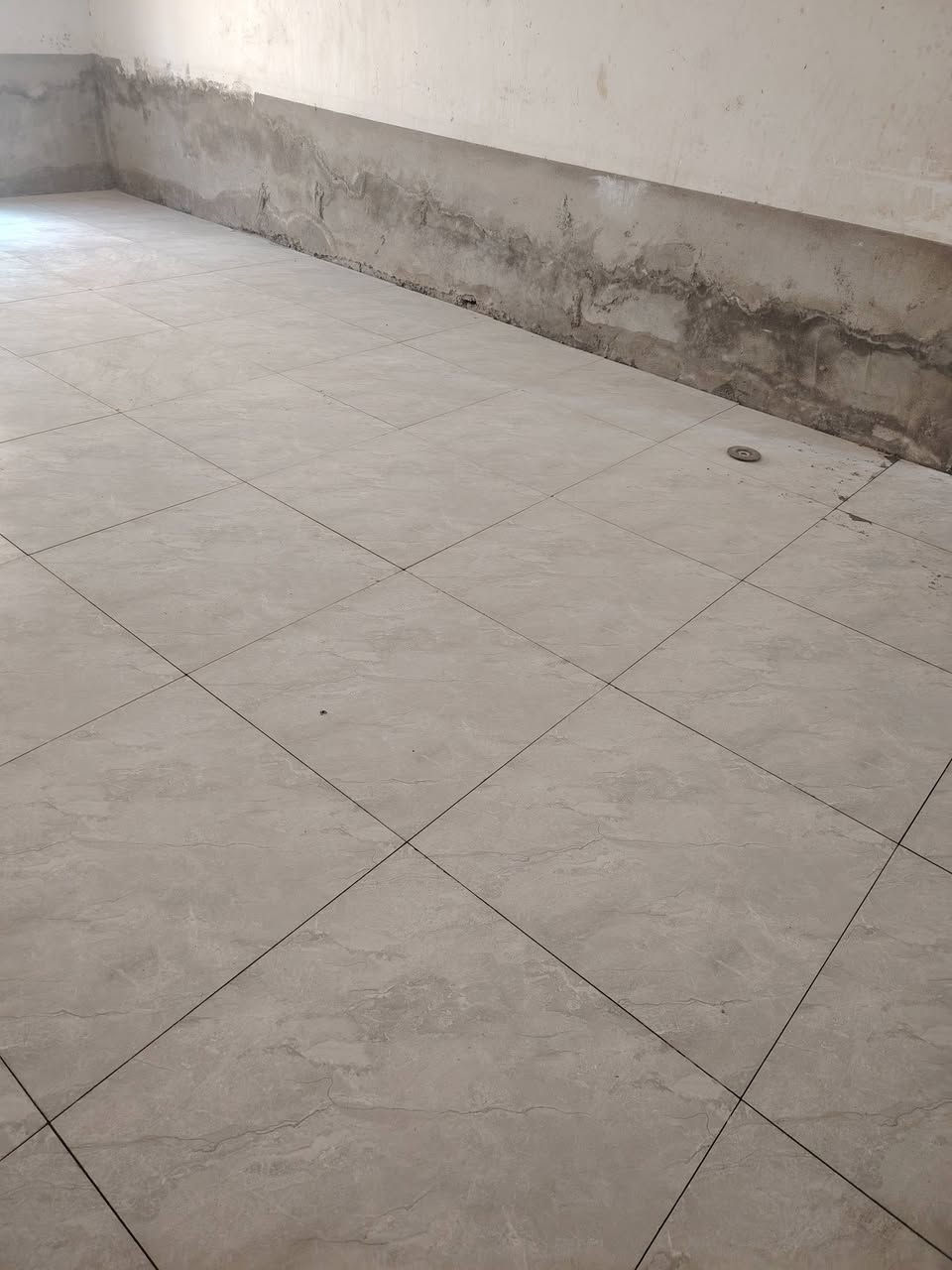 السلام عليكم..
خلفه سيراميك جدار وارضي بورسلين 60*60
 الواح 60*120
بابل  *********** متوفر واتساب
