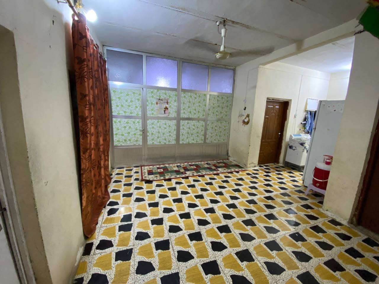 ياالله
سلام عليكم 
البيت البيع طابو صرف
مساحه ((200)) متر بناء عكاده
طابق ونص 
يحتوي على استقبال وصاله عدد ٢
مطبخ غرفتين نوم صحيات داخليه 
صحيات خارجية
طابق ثاني غرفتين نوم وصاله كبيره 
وصحسات كامله الماجديه سيد عاشور 
استفسار اتصل برقم 
((***********)) ((***********)) اخوكم إبو عراق....
