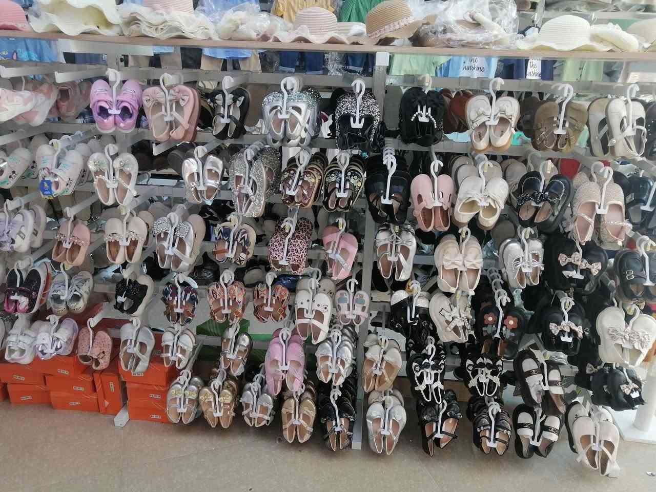 عندي ستاند أحذية طوله 3 متر وارتفاعه 1.80 متر، وفوكه ينستخدم كرفوف. وتكدر هم تفصله كل متر بمتر بشكل منفصل. الستاند قوي ومتين كلش، ويجي وياه 150 علاقة أحذية للتعليق، بالإضافة إلى 500 علاقة أحذية. عدنا توصيل لكل المناطق.
***********
