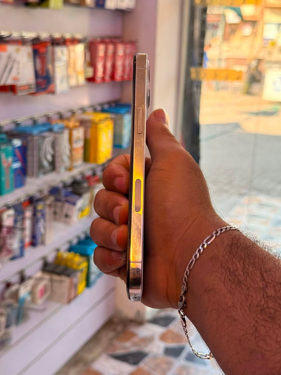 السلام عليكم 🫡 
للبيع iPhone 12 pro max 
ذاكرا 256 
نضافه 90% لون أبيض 
الجهاز كله شغال  مبدل شاشه وبطاريه  نوعيه اصليه حلوه بصمه شغاله
 اتصال انترنيت كامرات كله شغال السعر 320 مكاني بغداد مدينه الصدر  قطاع 18
رقمي*********** بس واتساب هم
