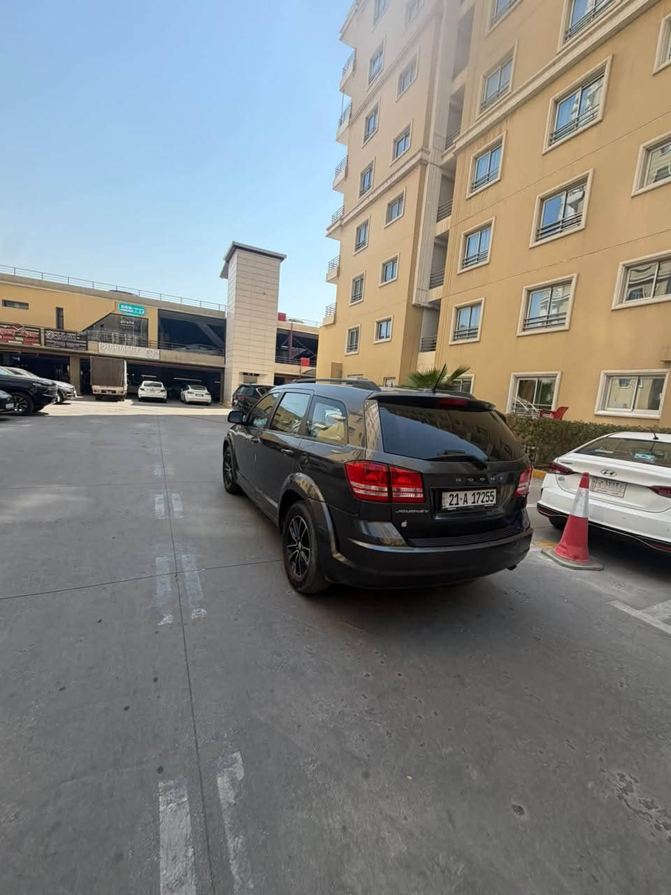 بيع مستعجل سيارة دوج جورني (Dodge Journey) موديل 2017 للبيع
المواصفات والتفاصيل:
 * النوع والموديل: دوج جورني (Dodge Journey)
 * سنة الصنع: 2017
 * المحرك: 4 سلندر (المحرك والكير مكفولان وبحالة ممتازة)
 * السعة: 7 راكب (عائلية)
 * الفئة: مواصفات عادية
 * المسافة المقطوعة: 185,000 كم
 * التبريد: تبريد 3 قطع (أداء ممتاز)
حالة البودي والتقرير (مرفق السونار وصور الحادث الأمريكي):
 * جاملغ صبغ
 * باب متبدل
 * ملاحظة: صور الحادث الأمريكي وتقرير السونار الجديد مرفقة مع المنشور للمصداقية والشفافية الكاملة.
الأوراق والموقف القانوني:
 * رقم سليمانية، جاهزة للتحويل مباشرةً
المكان والسعر:
 * الموقع: ميسان - العمارة
 * السعر: 11.200 دولار (قابل للتفاوض البسيط)
للإتصال والتواصل: [***********]

نص مكتوب في الصور:
- BidHistory.org