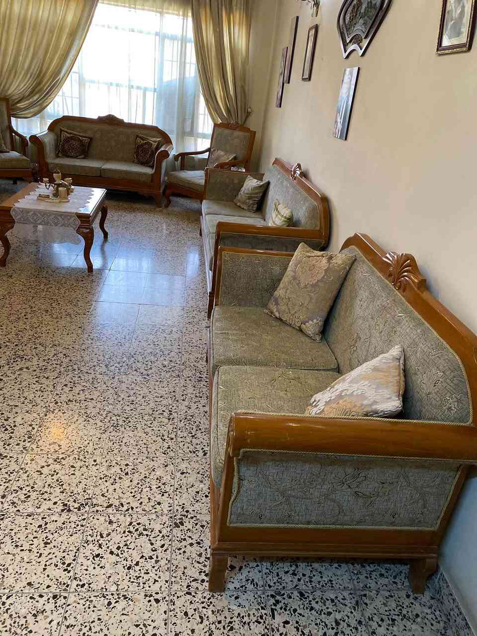 ⁨ ⁨ طقم قنفات كلاسيكي بإطار خشبي فاخر، تصميم  أنيق، خشب صاج الاصلي القديم  متين مع تنجيد مريح، حالة ممتازة، يضفي لمسة فخامة وأصالة على المجلس أو غرفة المعيشة. 
يتكون من ٤ قنفات وكرسين (١٢ مقعد ) مع طبلة كبيرة و٤ طبلات حجم صغير . 
سعرة ٢ مليون ونصف وبي مجال بسيط وللاستفسار ***********
، الطقم تحفة صناعة محلية تكمة تصميم انيق ميتكرر وديكور فخم . #ديكور #صناعة#محلية #طبلات_سيت #قنفات⁩⁩
