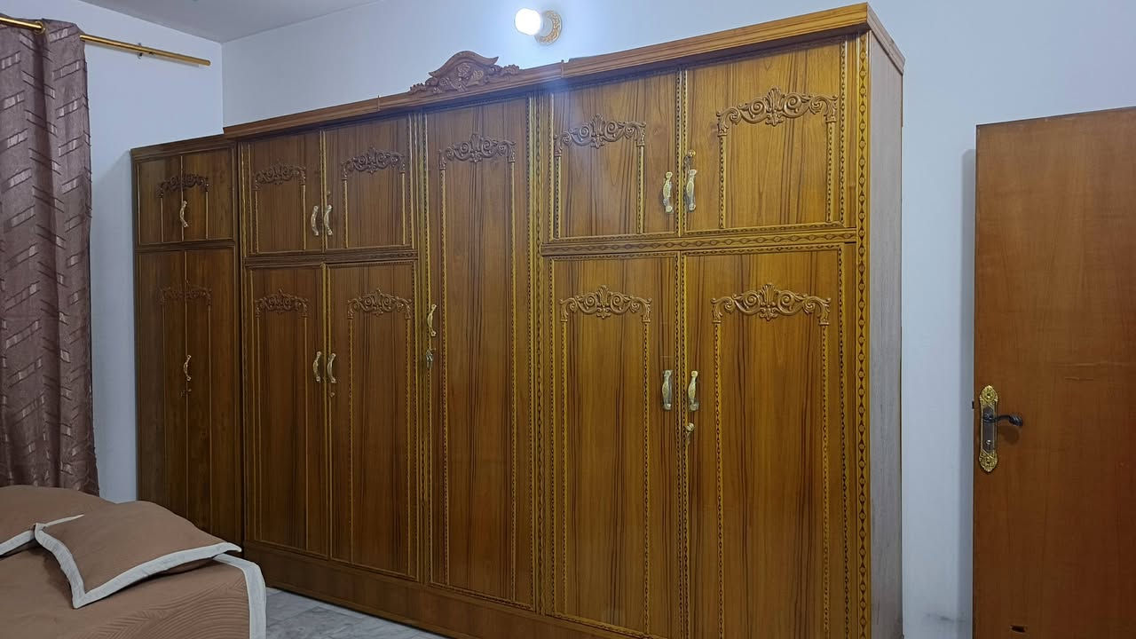 السلام عليكم اشلونكم إخوان عندي غرفه أخشاب جديده بعده بل جيس الله شاهد عليه احله من الصور نضيفه كلش سعره 700 بيه مجال العنوان بغداد مدينه الصدر قطاع 12 رقم الهاتف ***********

