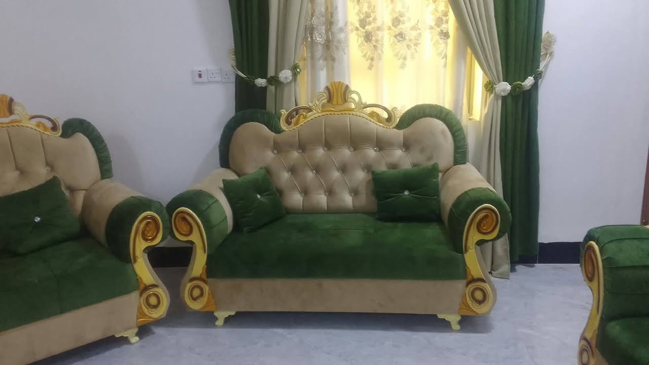 تخم قنفات للبيع
17 مقعد 
4 قطع (3 مقعد)
3 قطع (1مقعد)
1 قطعة (2مقعد) 
تخم اخو الجديد شغل تكمة
تجي تشوفة يعجبك يالا تعامل وتاخذ
مثل ما موجود بالصور گدامك
للاستفسار عالخاص
او *********** موجود واتساب
