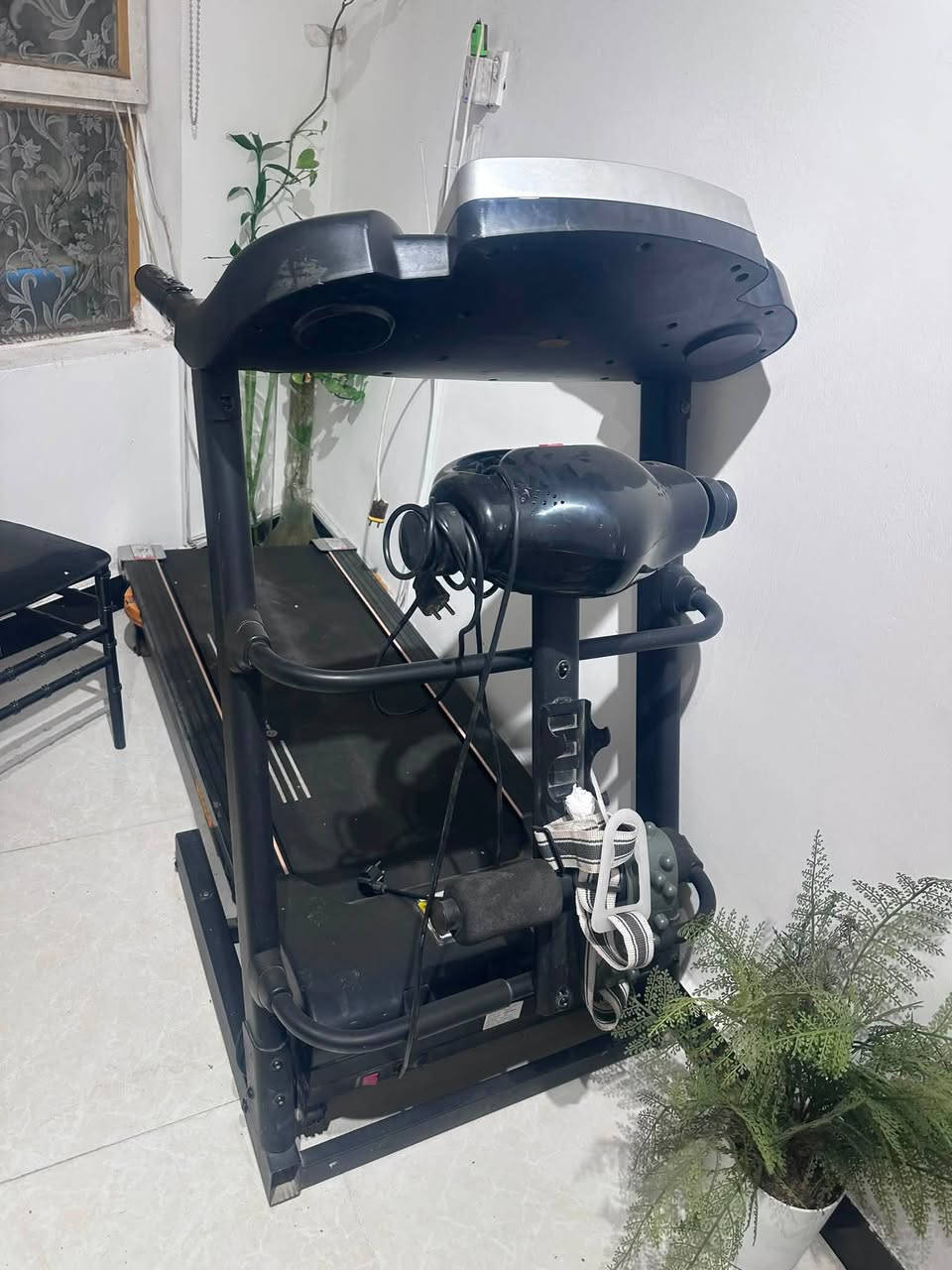 للبيع مستعجل بسعر 325 الف 🔥 جهاز المشي والهرولة كهربائي شركة  EVERE بحالة جيدة، مناسب للبيت أو للاستخدام الرياضي واللياقة البدنية.

عنواني بغداد / ***********
🔹 المواصفات والمميزات:

* جهاز مشي وهرولة كهربائي عملي وقوي.
* شاشة إلكترونية لمتابعة بيانات التمرين.
* عرض السرعة والمسافة والوقت والسعرات الحرارية.
* حساسات لقياس نبض القلب بالمقابض.
* سطح مشي واسع ومريح.
* نظام أمان للطوارئ.
* إمكانية الطي لتوفير المساحة.
* حاملات للقناني.
* لوحة تحكم تحتوي على وظائف متعددة.
* هيكل قوي وثابت.
* الجهاز مستعمل وتوجد عليه آثار استخدام طبيعية كما موضح بالصور.

📌 العلامة: EVERE
📌 الحالة: مستعمل
📌 الفحص والتجربة: متوفر قبل الشراء

الجهاز مثل ما موضح بالصور، والبيع للجادين فقط
