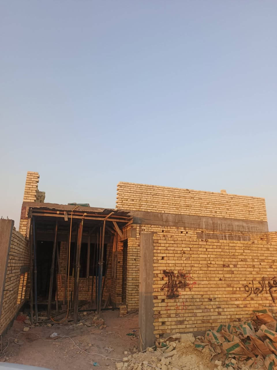 مكتب الأمير للمقاولات العامة
نُنفذ بناء الدورِ السكنية  بنظامِ تسليم المفتاحِ أو الهيكلِ حسب طلب الزبون او الترميم 
كما ننجز أعمالَ ترميم المنازل وتجديدها وتأهيلِها بالكامل بأحدثِ الأساليب الهندسيّة
وأعمالَ السقوفِ والديكورات كافة
وتنفيذ الأرضيات بأجود أنواع السيراميك والمرمرِ باشراف كادر متخصّصٍ يمتلكُ الخبرةَ والكفاءة
ثقتُكم أساسُ نجاحِنا ورضاكم غايتُنا في كلِّ مشروع
عملنة محافظة البصرة فقط 
للاستفسارِ والاتصال
***********
