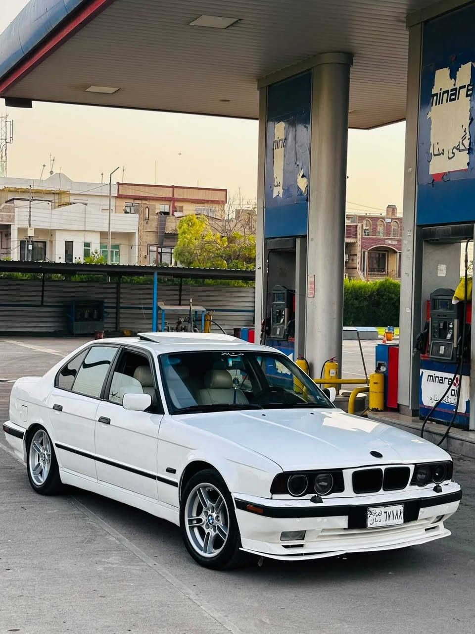 سلام علیکم bmw 525 مودیل 92 تۆماتیک سلایت تەبرید ساردو گەرم جام کارەبا داخلی جلد و سپی یەک جەمپی چاملۆغی دواوەی هەیە باقی هەمووی بەشەرت تایەو ویلی خاوین ئاڕمو سەنەوی بەشەرت سعری 33 معامەلە ***********
