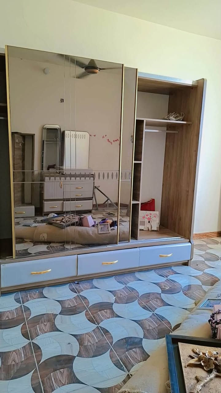 غرفة نوم شبابية سريرين خشب ثقيل مو خفيف نضافة ٩٠بالمية للبيع مكاني كميرة ***********السعر ٥٠٠بيهة مجال بسيط
