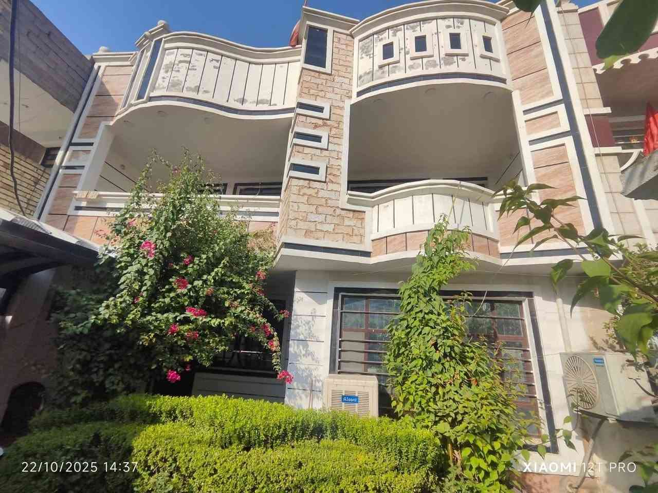 بيت في الشعب السريدات القديمه 220 متر في السند واقع حال 250 زراعي  يحتوي على 5 غرف نوم 2 في الطابق الارضي 3 غرف في الطابق الثاني +استقبال +مطبخ+ حولي وخدمات داخلي وخارجي للاستفسار اكثر الاتصال على الرقم***********الغير جاد او غير جاهز لا يتصل رجاءا واتساب ***********
