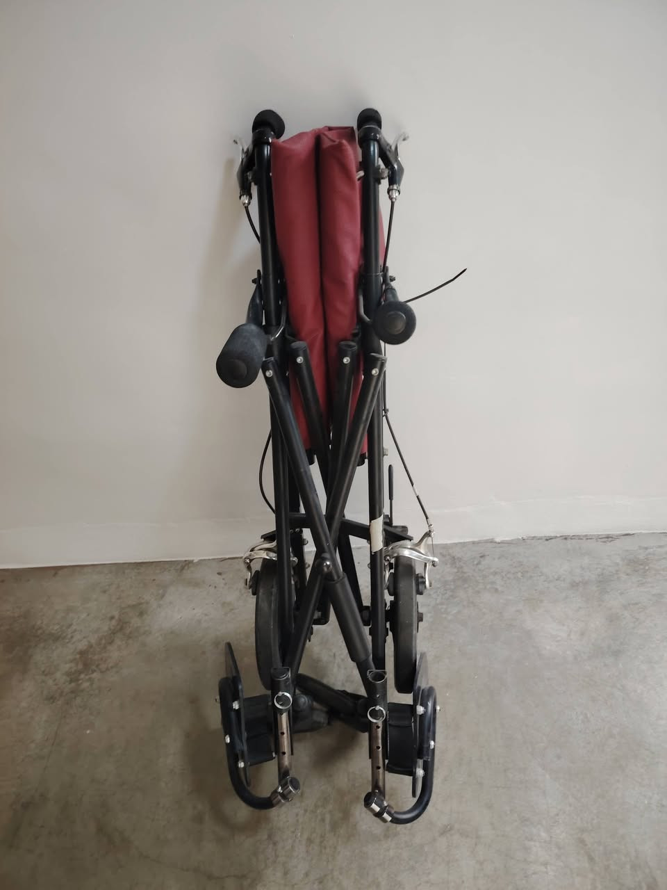 السلام عليكم ورحمة الله وبركاته 🌹
♿ عربانة معوقين جديدة جداً ♿
🇩🇪 مستوردة من ألمانيا
✨ حالتها ممتازة وراقية ومرتبة بمعنى الكلمة
🪑 القماش درجة أولى
🔩 المعدن درجة أولى وقوي جداً
⚙️ سلسة جداً بالحركة وسهلة الاستخدام
💪 تتحمل وزن لغاية 150 كغم
🔴 سبب البيع: العربانة شوية عالية على الحجي، لذلك نريد نبيعها.
💰 السعر: 240 ألف دينار عراقي فقط
🚢 الشحن والاستيراد من ألمانيا للعراق كان مكلف، وسعرها الحقيقي يسوه أكثر من سعر البيع.
♾️ عربانة قوية وراقية، وتشتريها للعمر إن شاء الله.
📞 للتواصل والشراء:
*********** 📱
