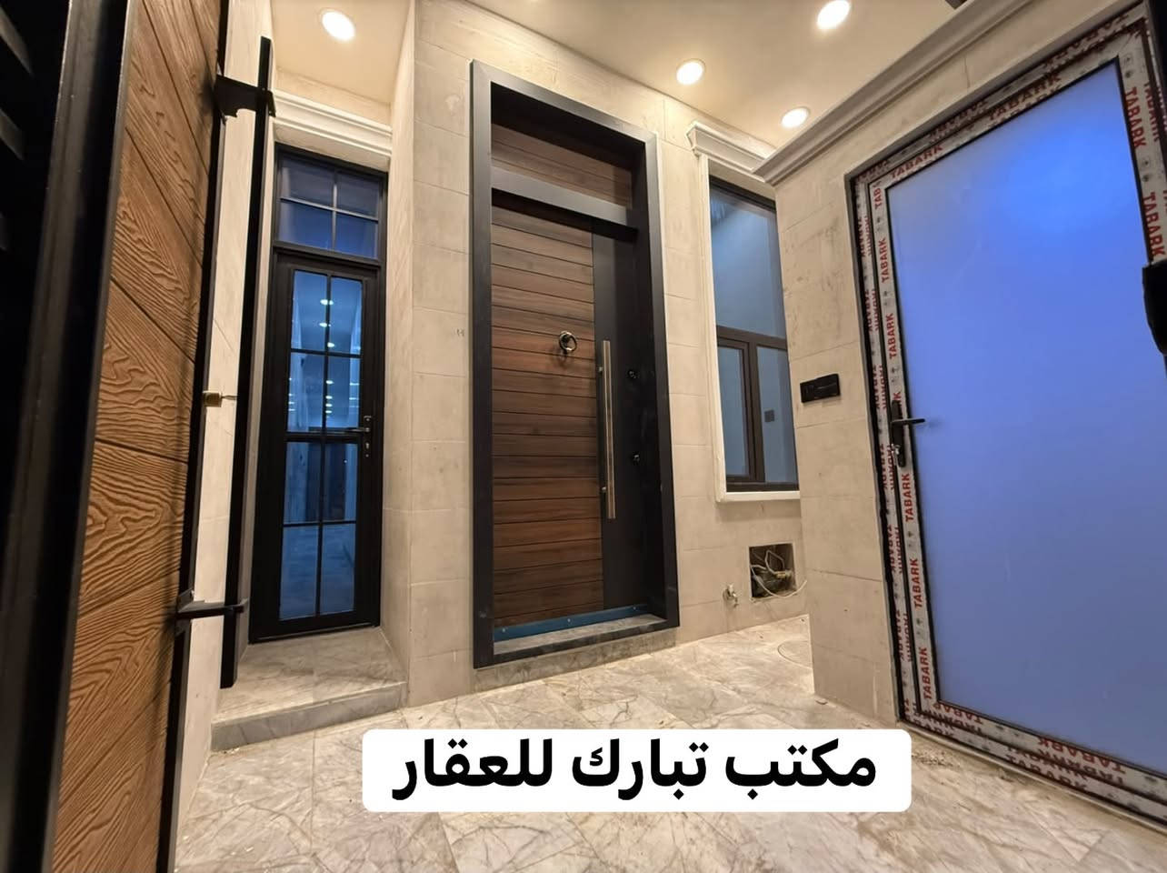 الدار للبيع 🏠مكتب تبارك للعقار 🏠
المساحة 76 م 
السعر ب223  مليون وبي مجال 🫰
العنوان الشعب شارع الاسواق المركزية خلف نادي العربي ❤️
( مدخلين )🫰
يحتوي الطابق الارضي على كراج صغير  وخدمات خارجية واستقبال ومطبخ حار وبارد ومنور وخدمات وغرفة نوم 
ويحتوي الطابق الثاني على غرفتين نوم وخدمات ومكان غسالة وبيتونة وسطحين
للاستفسار اكثر يرجى الاتصال على الرقم التالي (متواجد هذا الرقم على الواتس اب والفايبر والماسنجر *********** )
او الاتصال على الرقم الاخر 
***********
او زيارة مكتب تبارك للعقار والمقاولات الكائن في شارع الاسواق المركزية قرب مطعم ميامي

نص مكتوب في الصور:
- مكتب تبارك للعقار