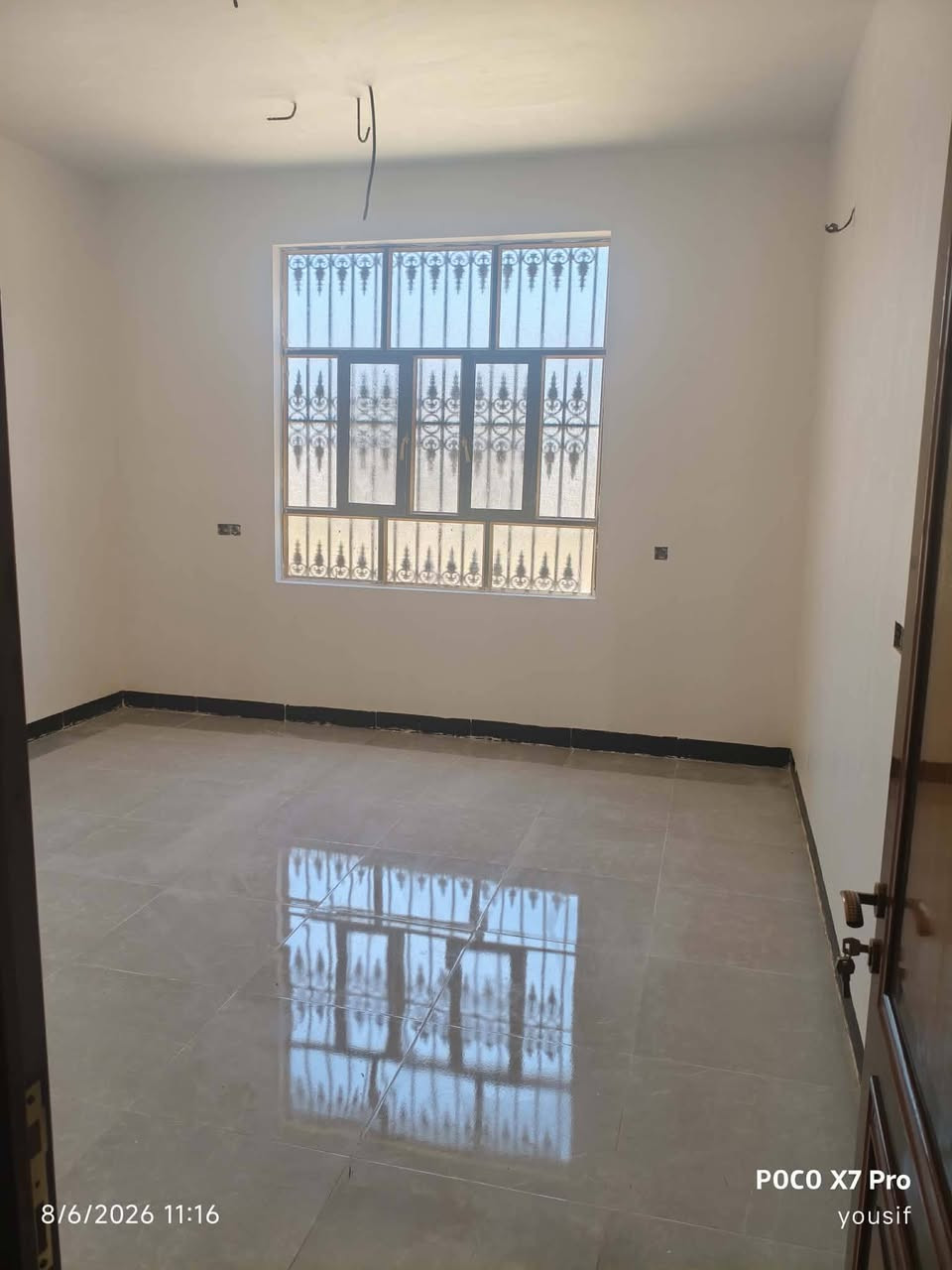 🏡 بيت زراعي للبيع 🏡
📍 الموقع: شارع رشيد الهجري، قريب من الشارع العام.
🔹 مساحة الأرض: 280 متر²
🔹 مساحة البناء: 200 متر²
🔹 مساحة الحديقة: 80 متر²
🔹 بناء حديث وغير مسكون
يتكون البيت من:
 ✅ غرفتين نوم
✅ صالة
✅ استقبال
✅ مطبخ
✅ مدخل مستقل
✅ حديقة واسعة
💰 السعر المطلوب: 45 مليون دينار
📞 للاستفسار ***********
📞 الرقم الثاني متوفر بي وأتساب ***********
بيت حديث بموقع مميز وقريب من الخدمات والشارع العام، وجاهز للسكن مباشرة.
