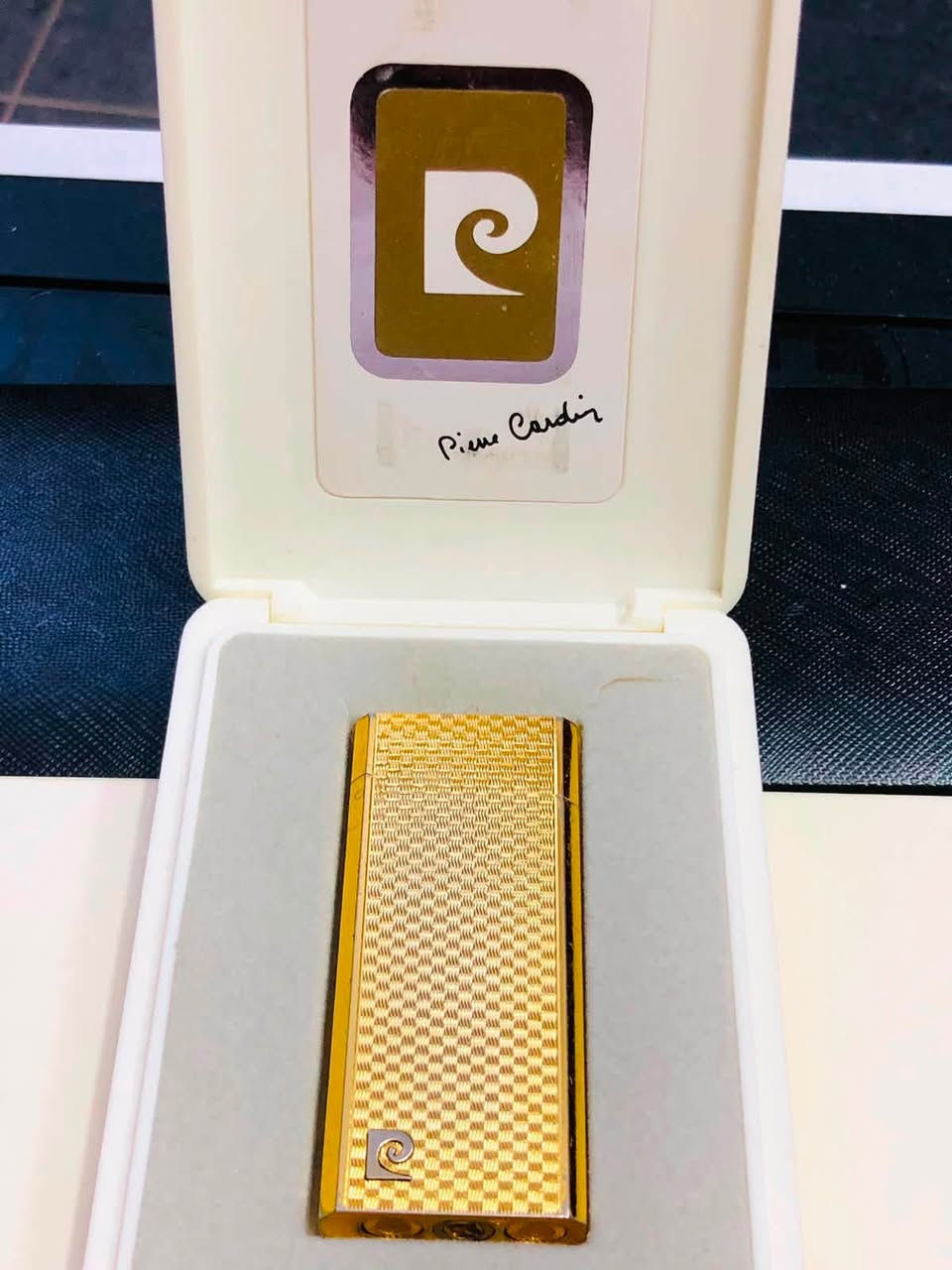 قداحة بيير كاردان ( Pierre Cardin)
من مجموعة دار الأزياء الفرنسية الشهيرة 
تغليف ذهب 20 مايكرو 
غاز - حجر - نقشة من النوادر 
لوك غير مستعملة مع العلبة الأصلية 
للاتصال ***********
