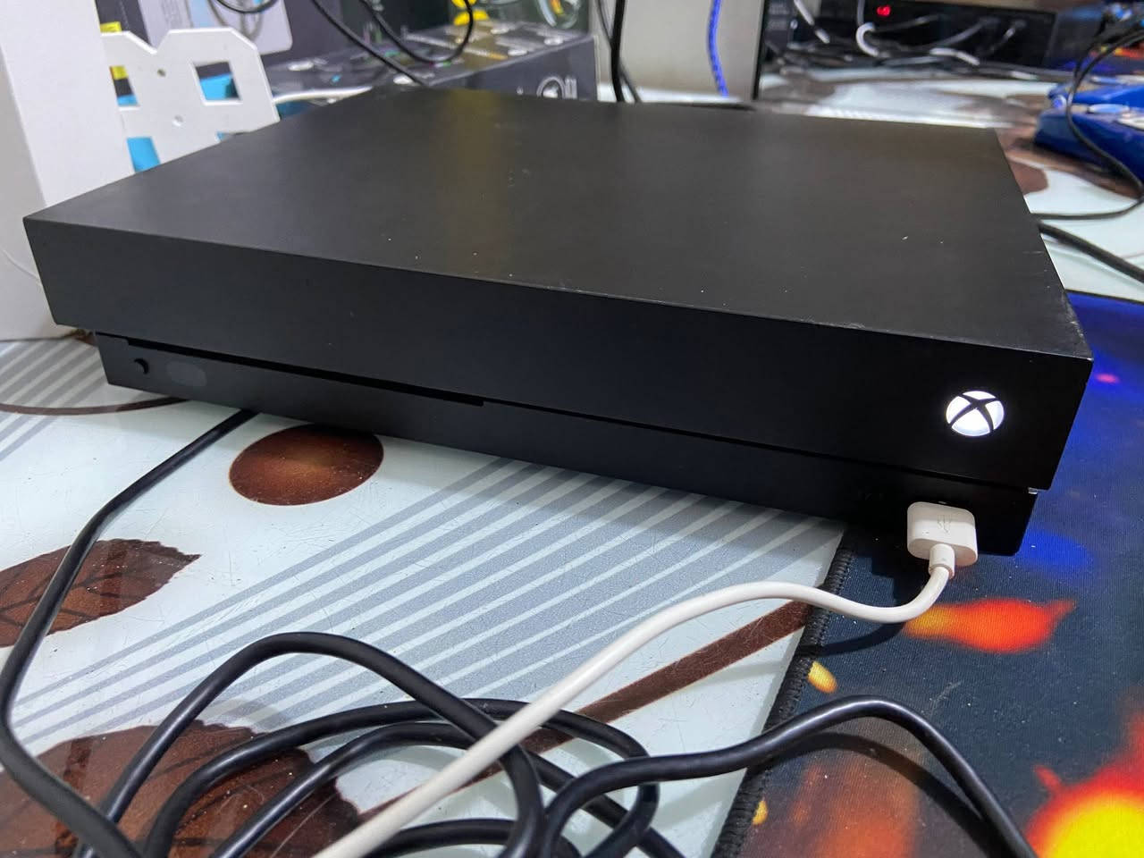 السلام عليكم يرجى تقييم السعر  ، للبيع Xbox One X — سعة 1 تيرا 🎮
الجهاز نظيف ومتكامل ويجي وياه:

✅ جويستك أصلي
✅ جويستك KEM/SER مغناطيسي
✅ جميع الكيبلات والملحقات
✅ الكارتون موجود (متضرر شوي)

⚠️ ملاحظة: الجويستك الأصلي فقط بدون بطارية وغطاء بطارية.

🎮 الحساب بيه ألعاب هواي وحلوة ونادرة، منها:
🔥 FIFA 26 — مملوكة
🔥 FIFA 24 — مملوكة
🔥 Crossout — مملوكة
🔥 Call of Duty — مملوكة
🔥 Apex Legends – مملوكة
⚽ FIFA 18 — مملوكة
⚽ eFootball/PES 26 — مملوكة
⚽ PES 17 — مملوكة
⚽ FIFA 19 — مملوكة
🔥 War Thunder — مملوكة
🎮 وألعاب هواي غيرها بالحساب.

📦 الجهاز يجي كامل مثل ما موضح، والبيع شامل الجهاز + الجويستكات + الملحقات + الحساب.

نص مكتوب في الصور:
- زيد الشمري بيت ابو زيد zzaaqwer432e@outlook.sa
- zaedffgghhjkk
- ١٠
- ١٤
- الألعاب
- التطبيقات
- المجموعات
- سجل اللعب
- مكتبة كاملة
- إدارة
- قائمة الانتظار
- EA SPORTS™ FIFA 17 Downloadable
- Demo
- يتم الآن التثبيت...
- ٦,٤٤ GB من ٨,٤٢ GB, 76.5%
- كل مساحة التخزين ٣١,٠%
- ٥٣٨,٥ GB متوفر
- الاشتراكات
- XBOX Game Pass
- التطبيقات المملوكة
- مجانية مع XBOX
- الألعاب المملوكة
- كل الألعاب
- مدرج بقائمة الانتظار
- عرض توضيحي
- FIFA 15
- Downloadab...
- إدارة اللعبة
- المزيد من الخيارات