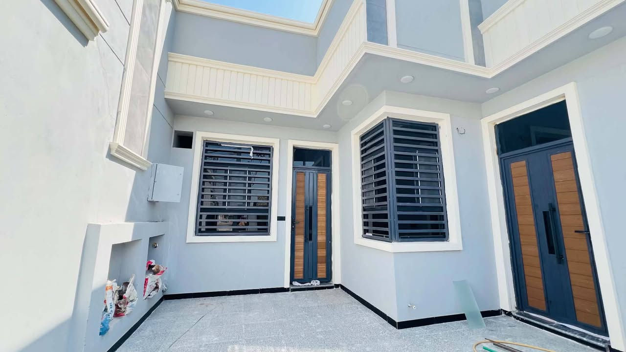 دار سكن للبيع
___
العنوان : حي الجامعة 
 داخل مجمع حيدر ابن حجي هندي النموذجي
بداية المجمع البلوك الأول قرب البوابة 
مجمع خدمات كاملة
كهرباء _إنارة _ماء _مجاري _ تبليط _ أرصفة_مولدة منطقة
_يقع على شارع بعرض 15 / M _موقع مميز  

-------------------------------------
زراعي سند 25 
بناء حديث  
غير مسكون 2026
طابق واحد كونكريت مسلح

المساحة :200 / M

--------------------------------
 تفاصيل البيت 
____
غرف نوم عدد 2 نظام سويت، صالة عدد 2، استقبال، مطبخ(حار+بارد)، مجمع صحي عدد 2، گراج سيارة، حديقة

 

                          المراجعة 
    مكتب مهدي العتابي للعقار ديوانية الجزائر مقابل فندق
برج الامراء للاستفسار 
 *********** مهدي العتابي                                     *********** حيدر الفتلاوي
***********
