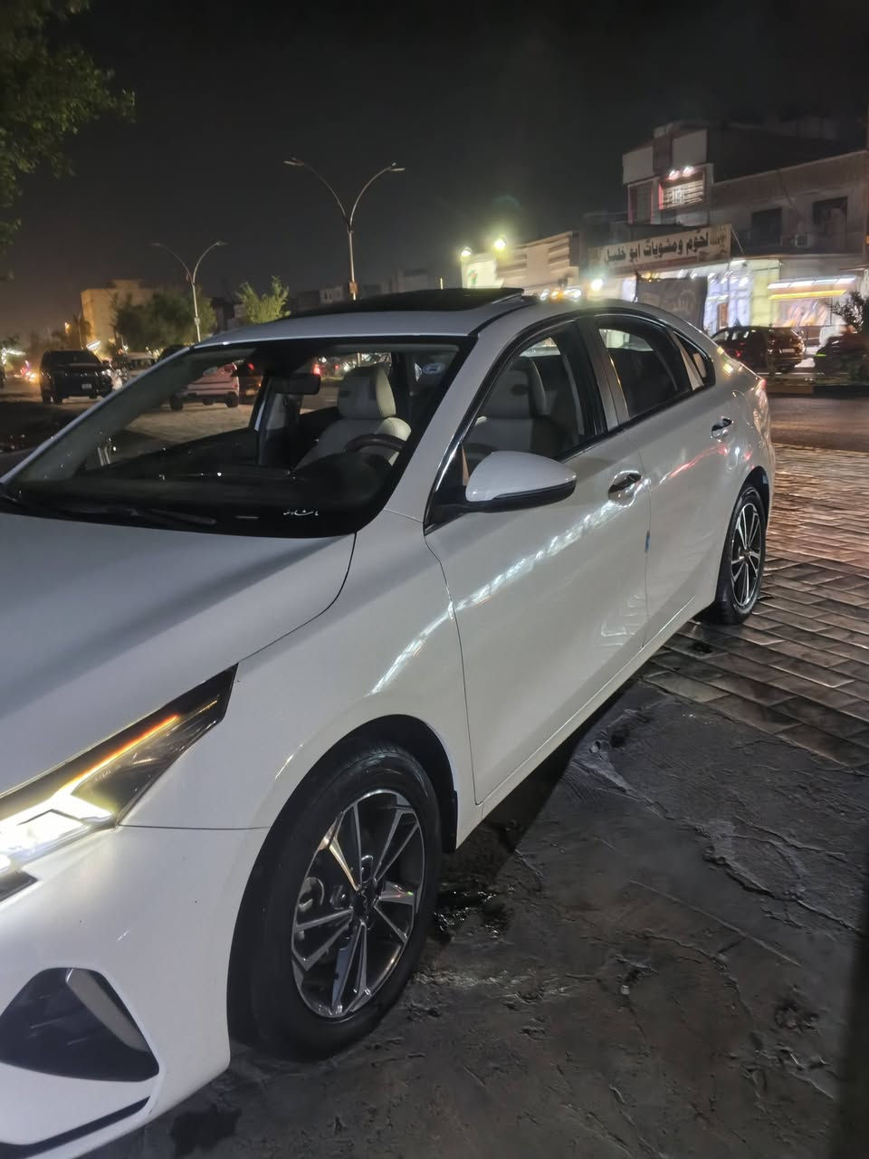 السلام عليكم kia (k3)
خليجي
موديل 22 سياره فول مواصفات محرك 1500 
مواصفات مثبت سرعة
اشاير مري 
فتحه سقف 
شاشه كار بلي
مواصفات معروفه 
سياره بيها باب وجاملغ مصلح هنا بلعراق 
تحويل مباشر 
السعر 125$ وبيها مجال بسيط حك الجيه
العنوان بغداد غير متواجد هنا 
*********** للاتصال
